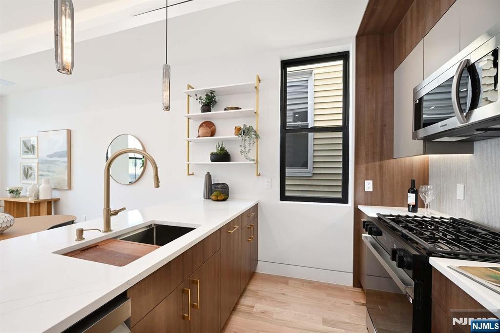 Jersey City, New Jersey, 07305, United States, 3 Bedrooms Bedrooms, ,2 BathroomsBathrooms,Residential,For Sale,1907522