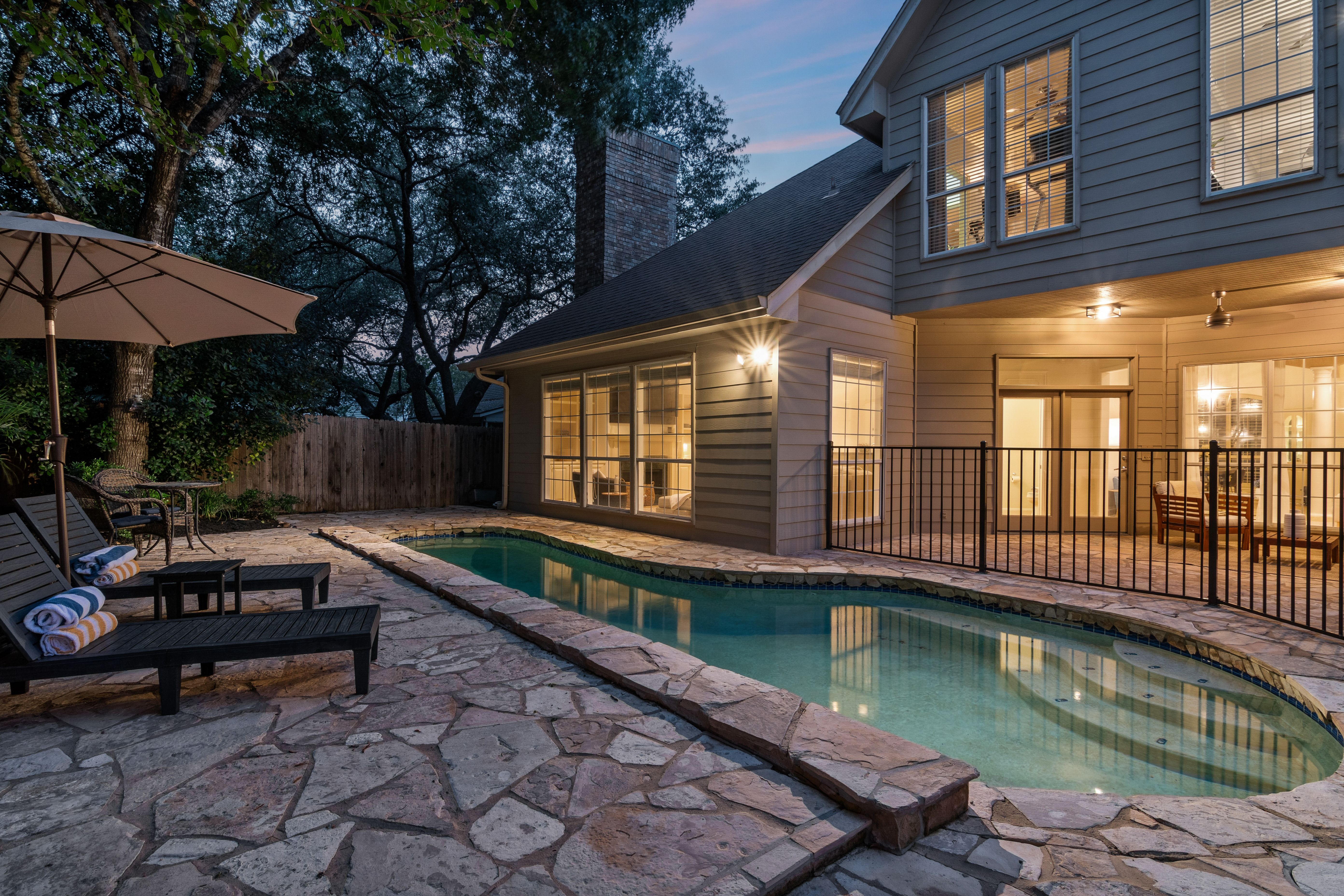  Elegant Deerfield Retreat with Resort-Style Backyard - 物件實景