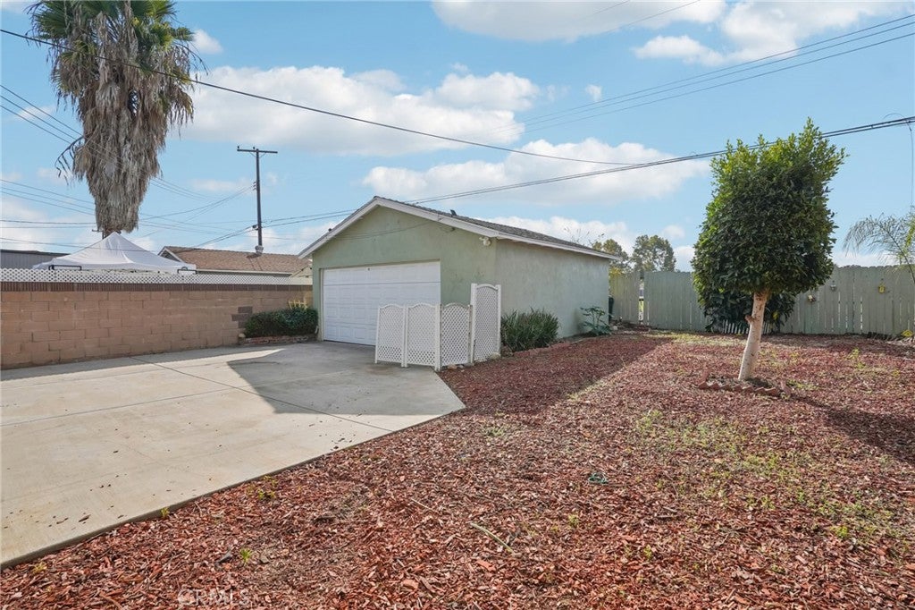 Lakewood, California, 90715, United States, 3 Bedrooms Bedrooms, ,1 BathroomBathrooms,Residential,For Sale,1988216