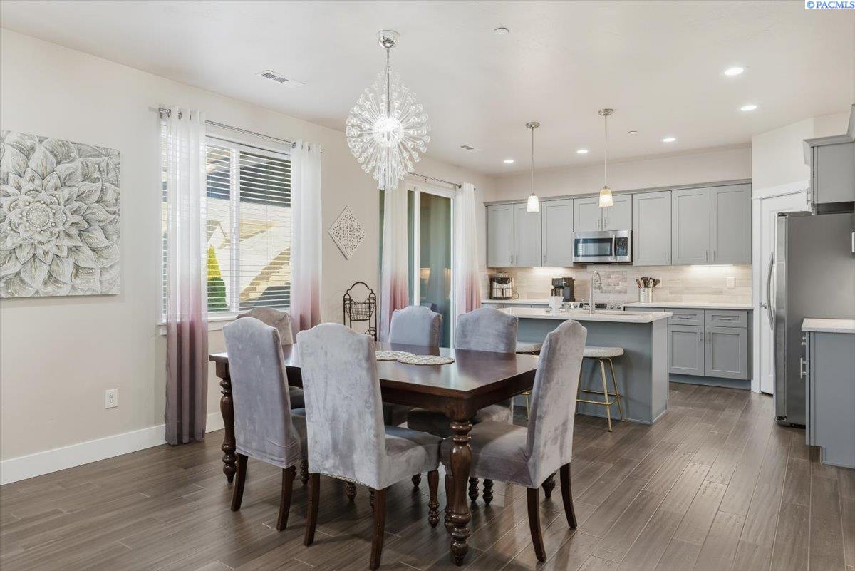 Richland, Washington, 99352, United States, 3 Bedrooms Bedrooms, ,2 BathroomsBathrooms,Residential,For Sale,1991630