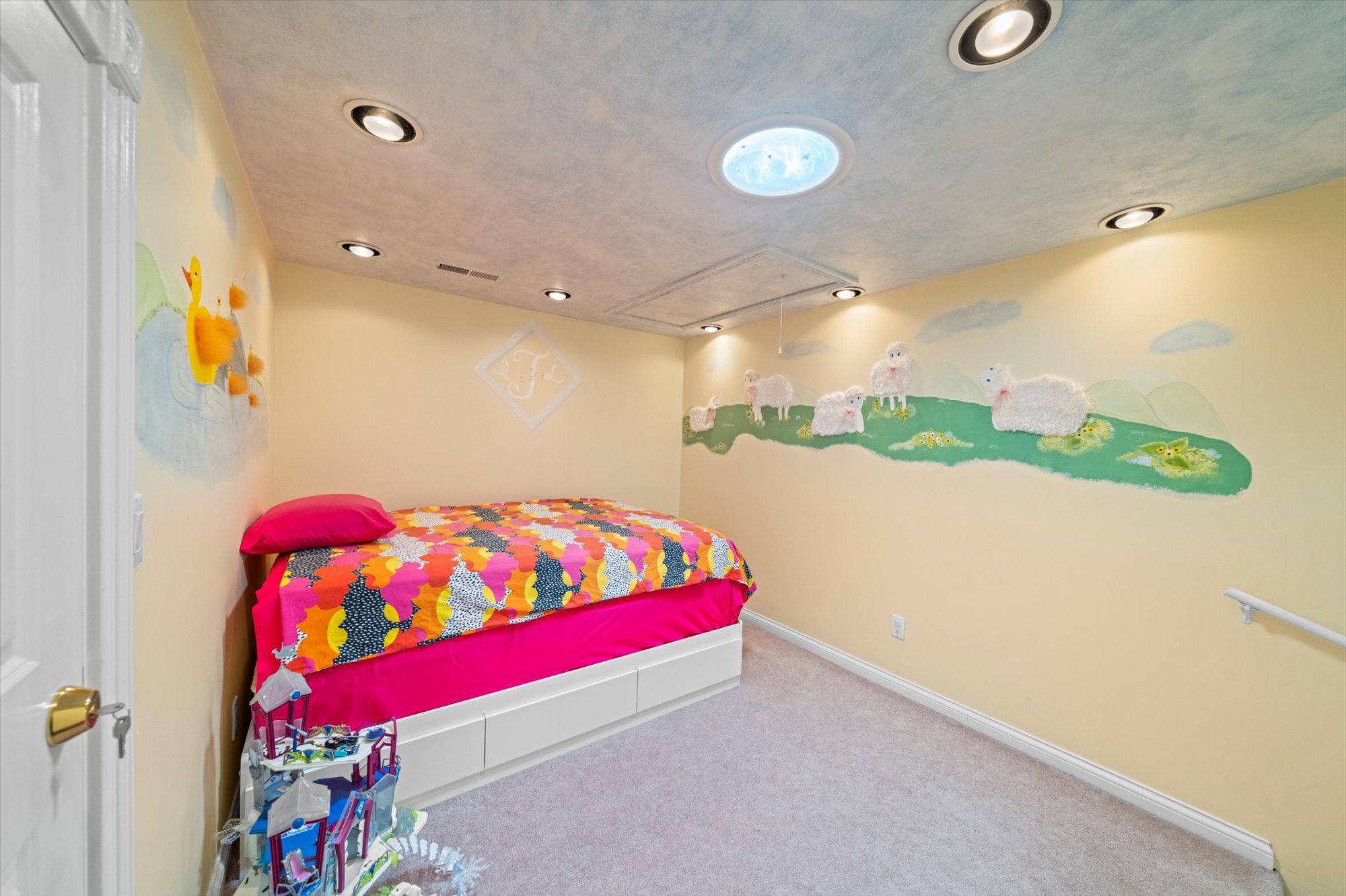 Sevierville, Tennessee, 37876-5201, United States, 3 Bedrooms Bedrooms, ,4 BathroomsBathrooms,Residential,For Sale,1810595
