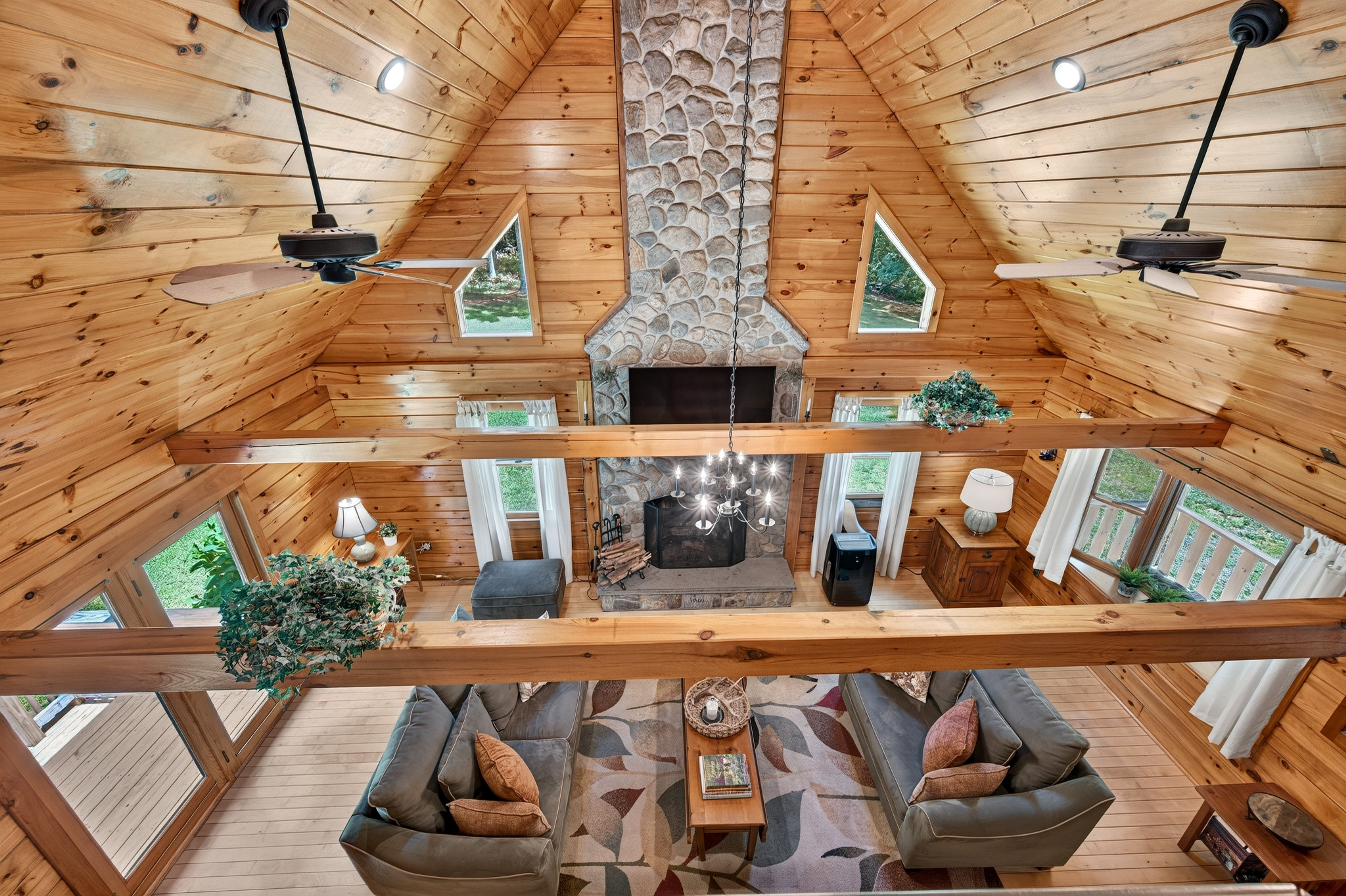  Tucked within four private, tranquil acres, this charming rustic log home offers - 物件實景