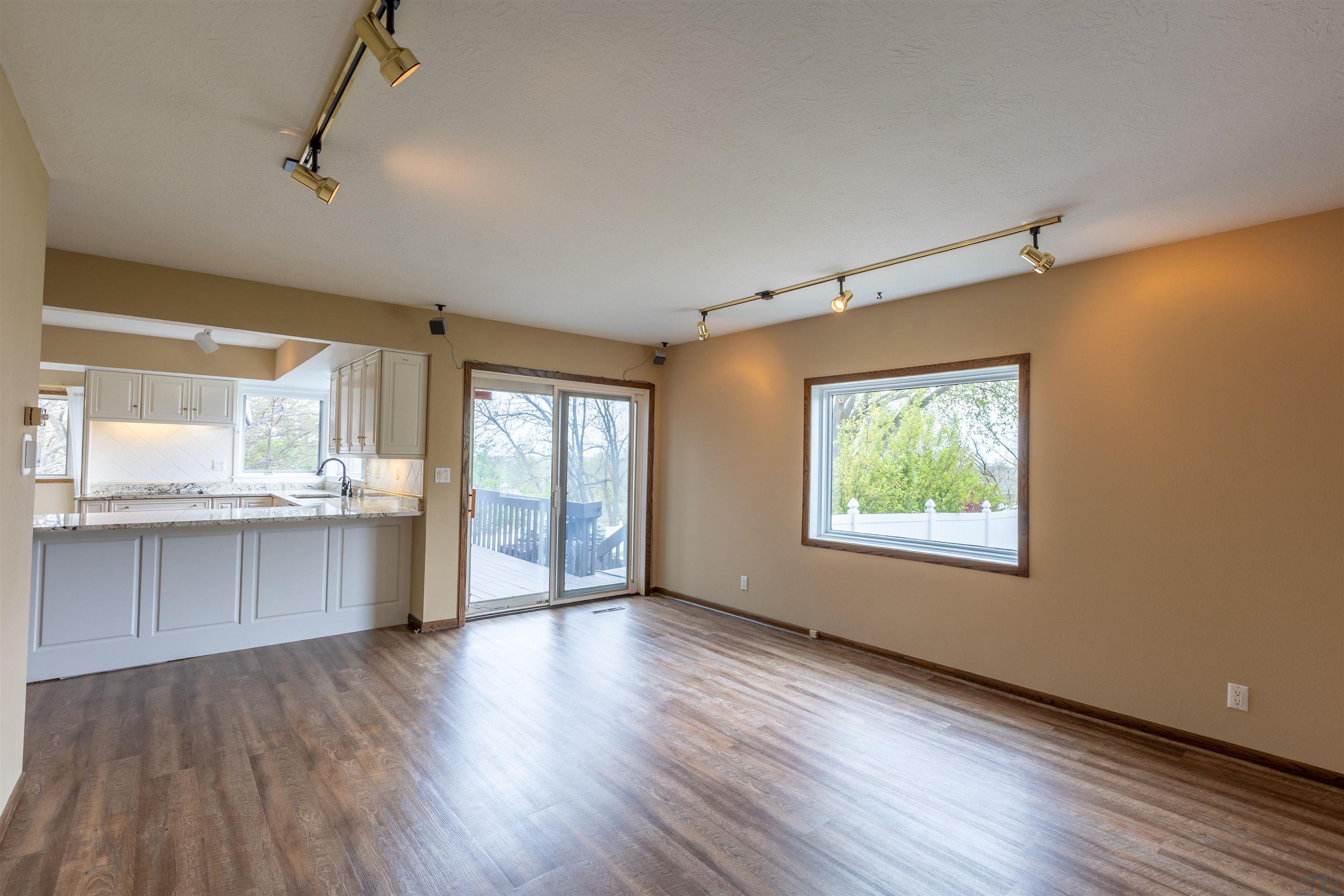 Sioux City, Iowa, 51104, United States, 4 Bedrooms Bedrooms, ,5 BathroomsBathrooms,Residential,For Sale,2042014