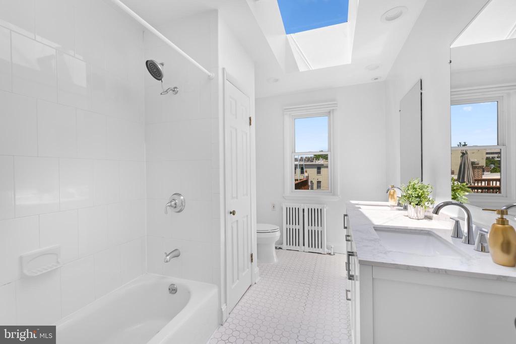 Washington, District of Columbia, 20003, United States, 3 Bedrooms Bedrooms, ,4 BathroomsBathrooms,Residential,For Sale,2048828