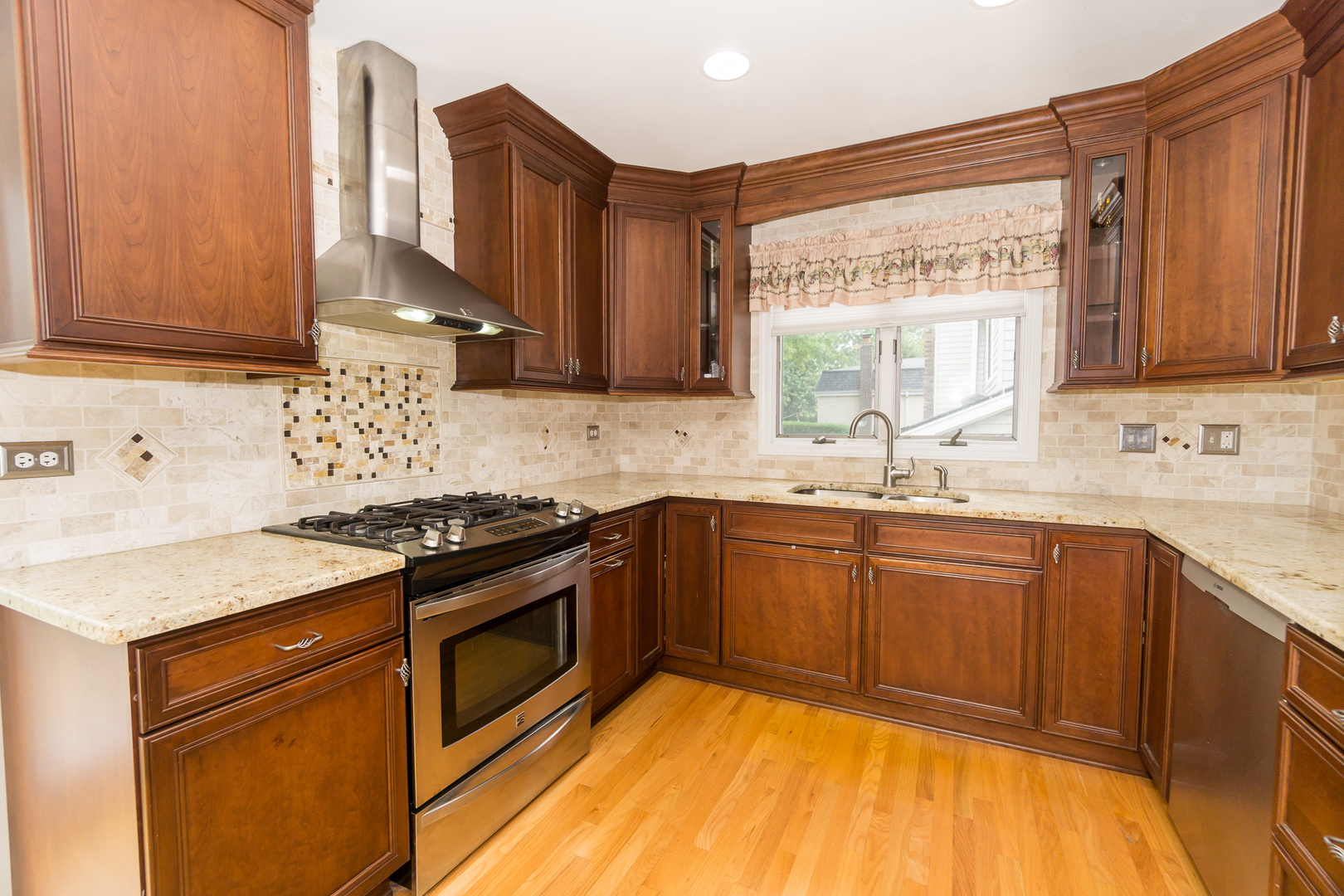 Arlington Heights, Illinois, 60005, United States, 5 Bedrooms Bedrooms, ,3 BathroomsBathrooms,Residential,For Sale,1921058