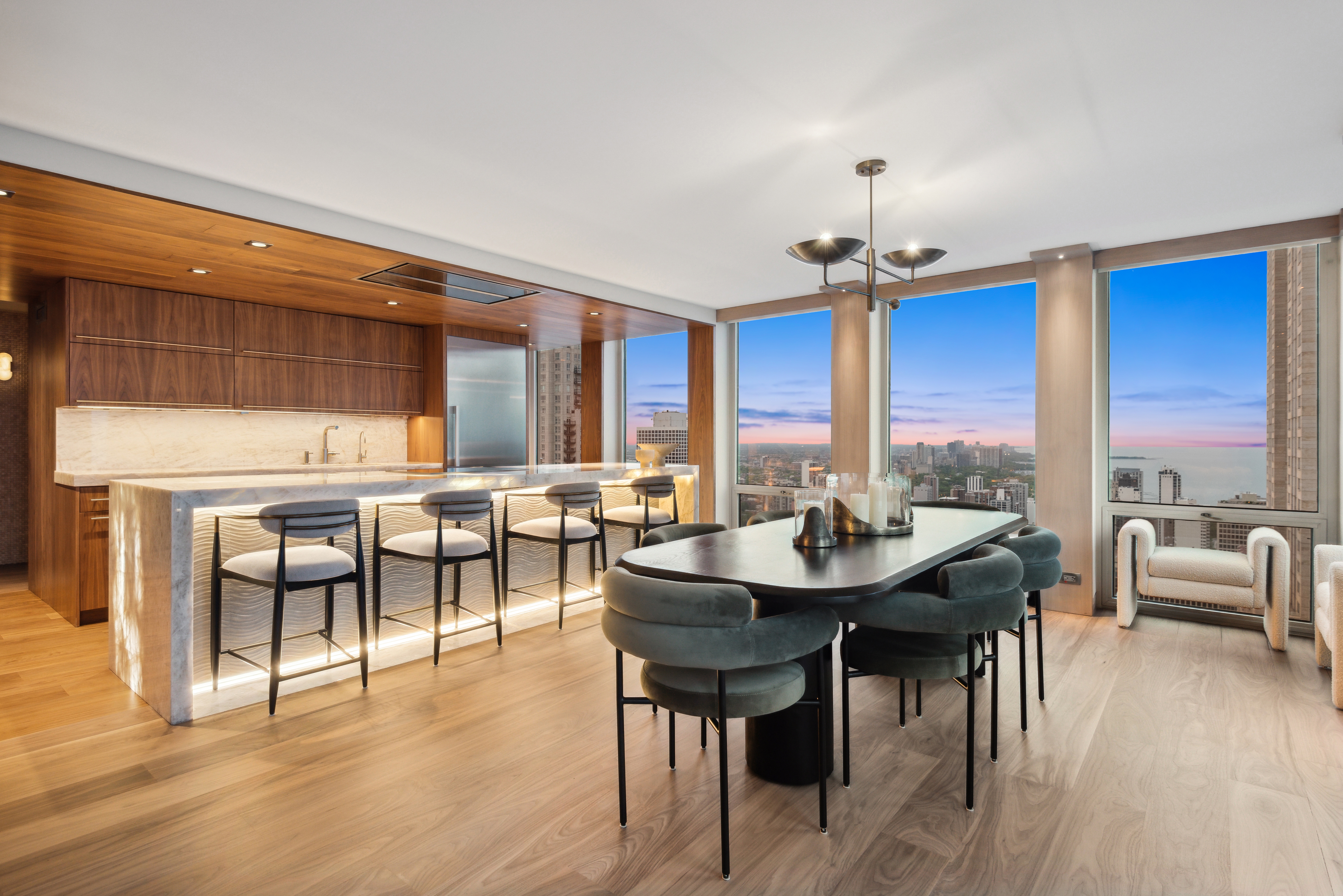  Absolutely Stunning, Penthouse Level Furnished Condo - 物件實景