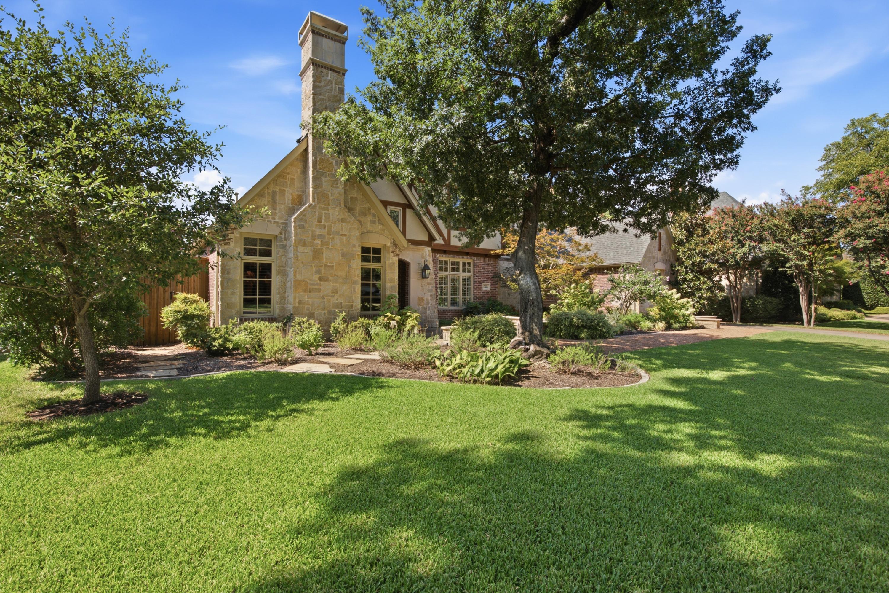  Preston Hollow Home with Pool, Primary Suite Down, 3-Car Garage & Solar - 物件實景