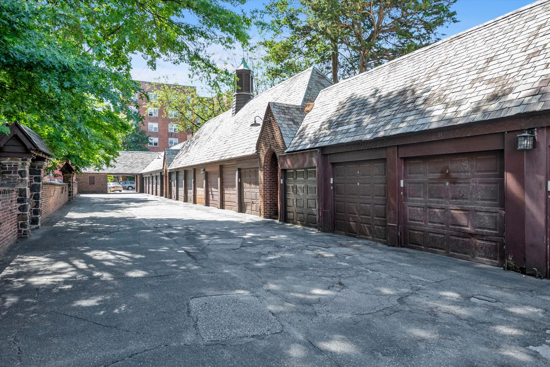  ?RENOVATED FOREST CLOSE ATTACHED BRICK TOWNHOUSE? - 物件實景