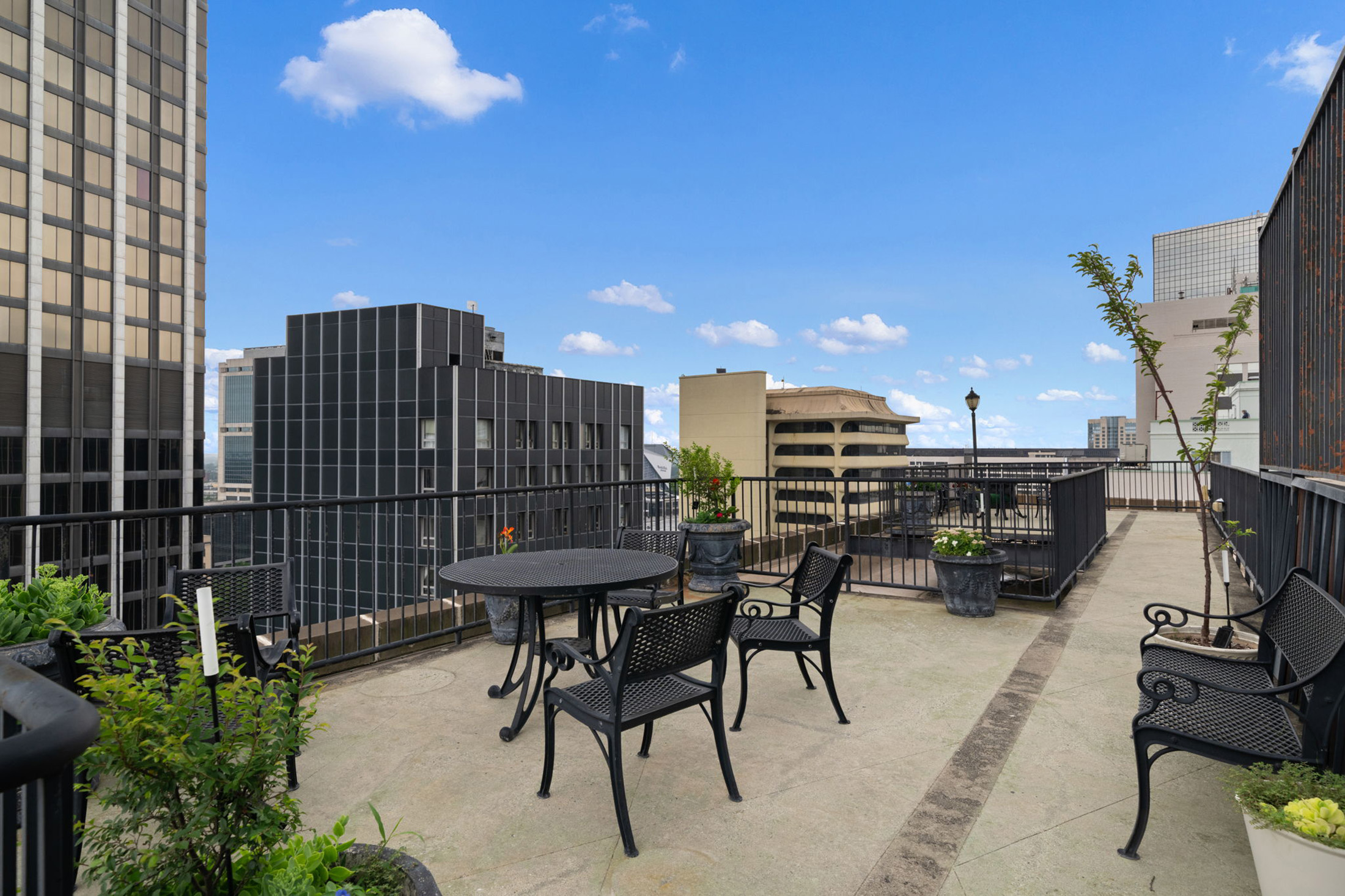  Beautifully Maintained Two Bedroom Condo in the Historic William Oliver Building - 物件實景