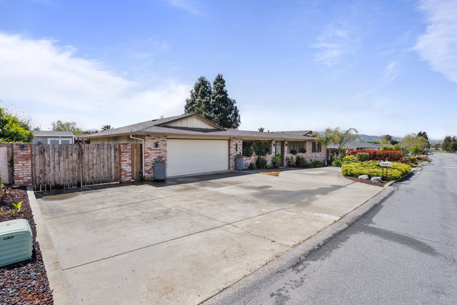 Hollister, California, 95023, United States, 3 Bedrooms Bedrooms, ,2 BathroomsBathrooms,Residential,For Sale,1882231