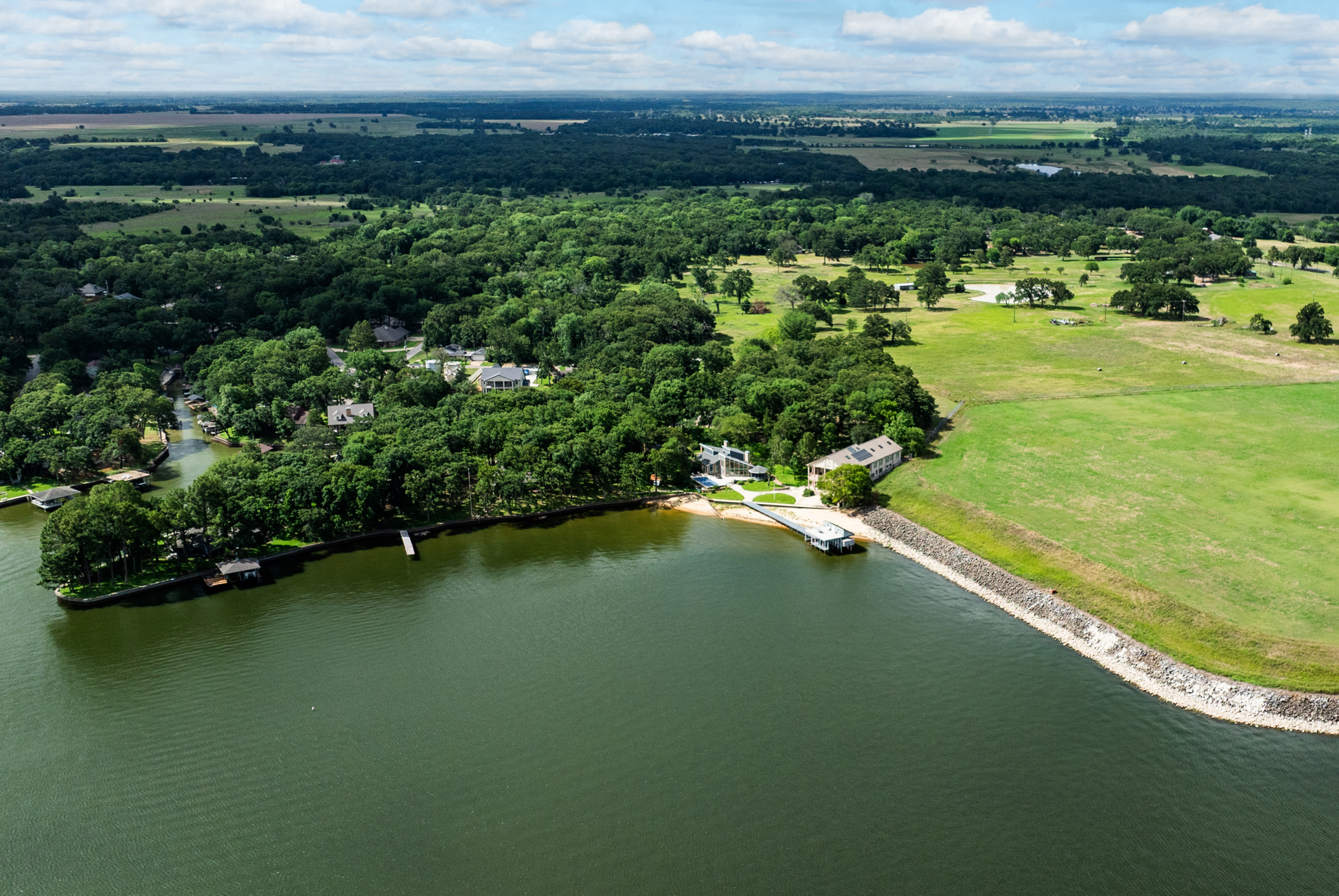 Waterfront Compound on 3.746 Acres at Cedar Creek Lake - 物件實景