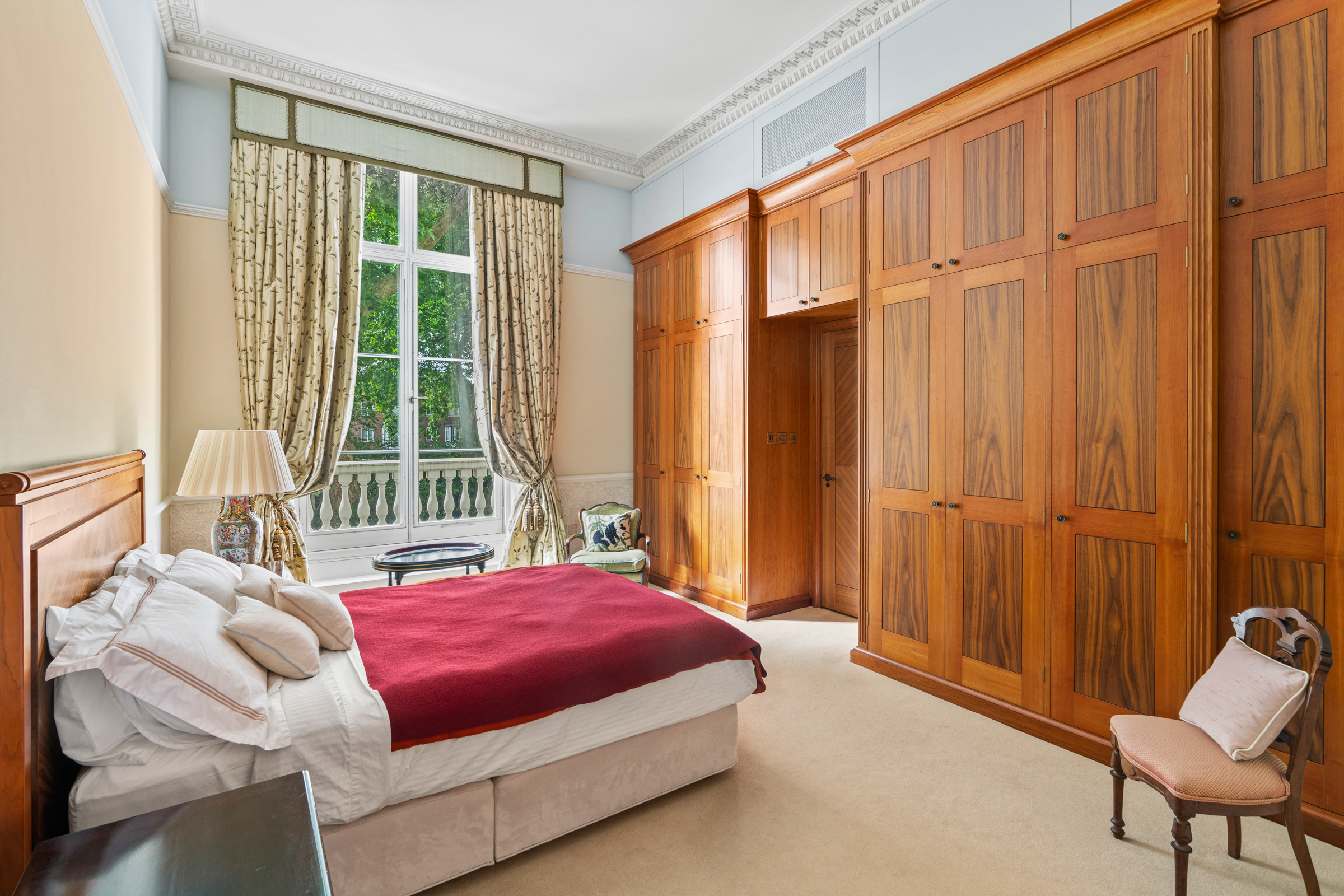  A South-Facing Apartment Overlooking Hyde Park Square