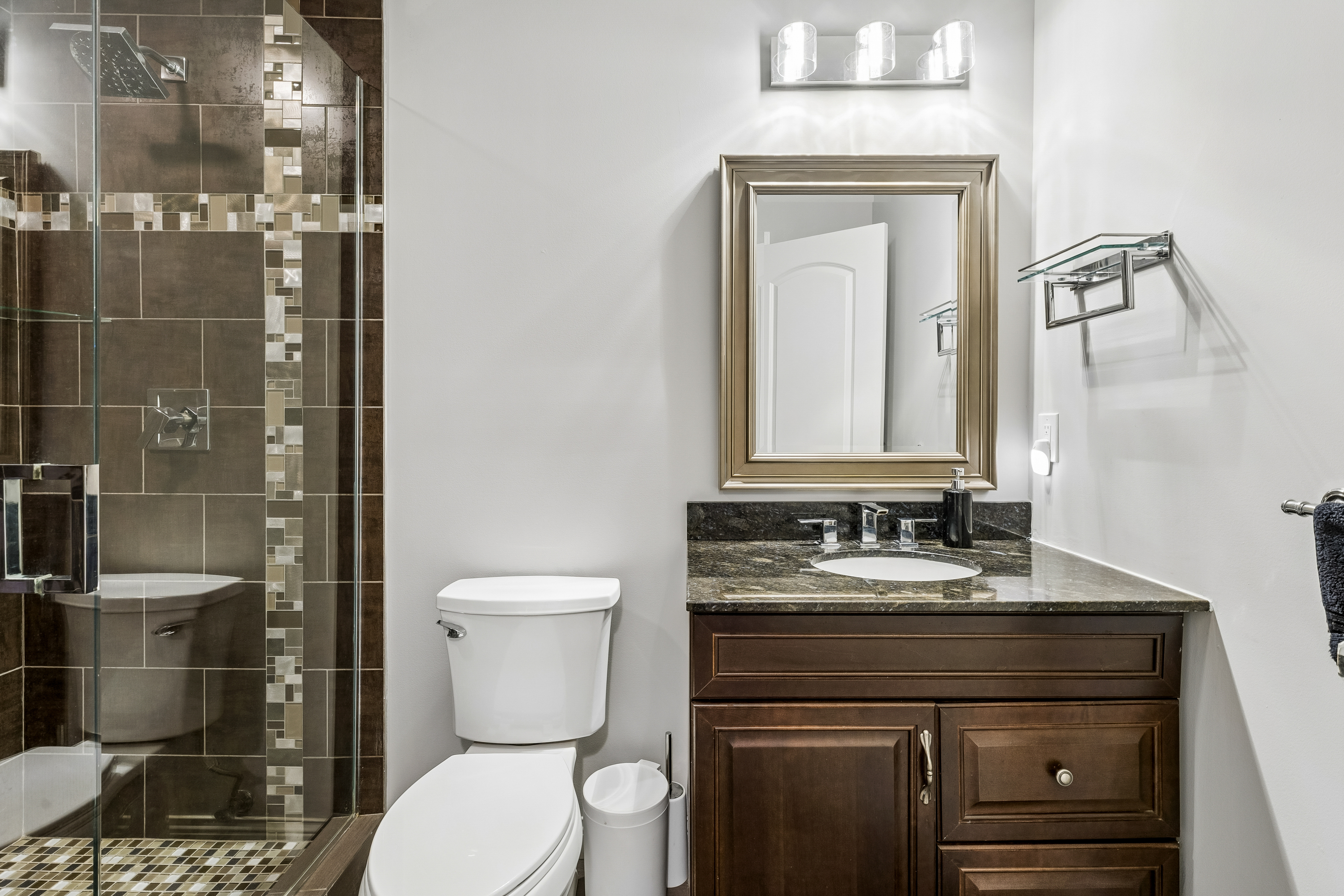  Elegant Living in Edina’s Yancey Park - 物件實景