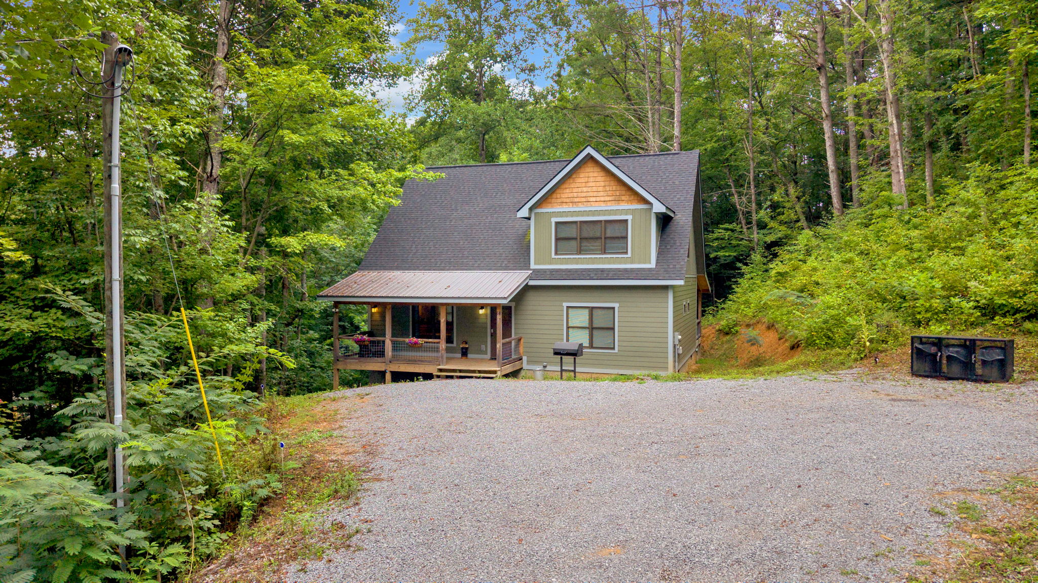 Sevierville, Tennessee, 37862, United States, 4 Bedrooms Bedrooms, ,6 BathroomsBathrooms,Residential,For Sale,1982838