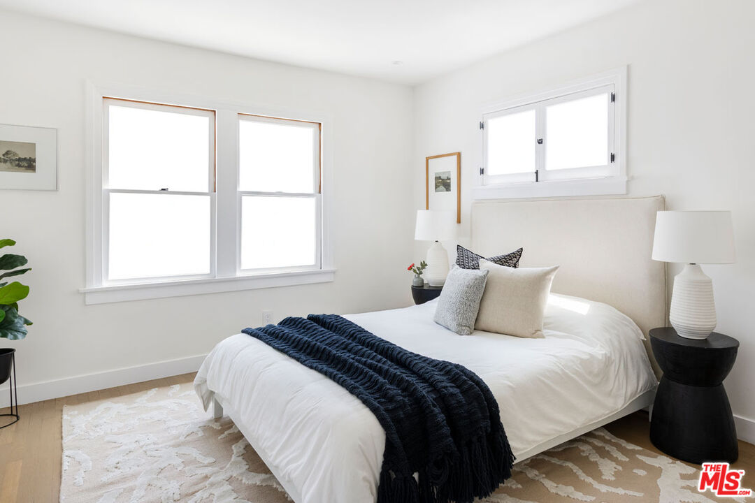 Los Angeles, California, 90036, United States, 2 Bedrooms Bedrooms, ,2 BathroomsBathrooms,Residential,For Sale,1897120