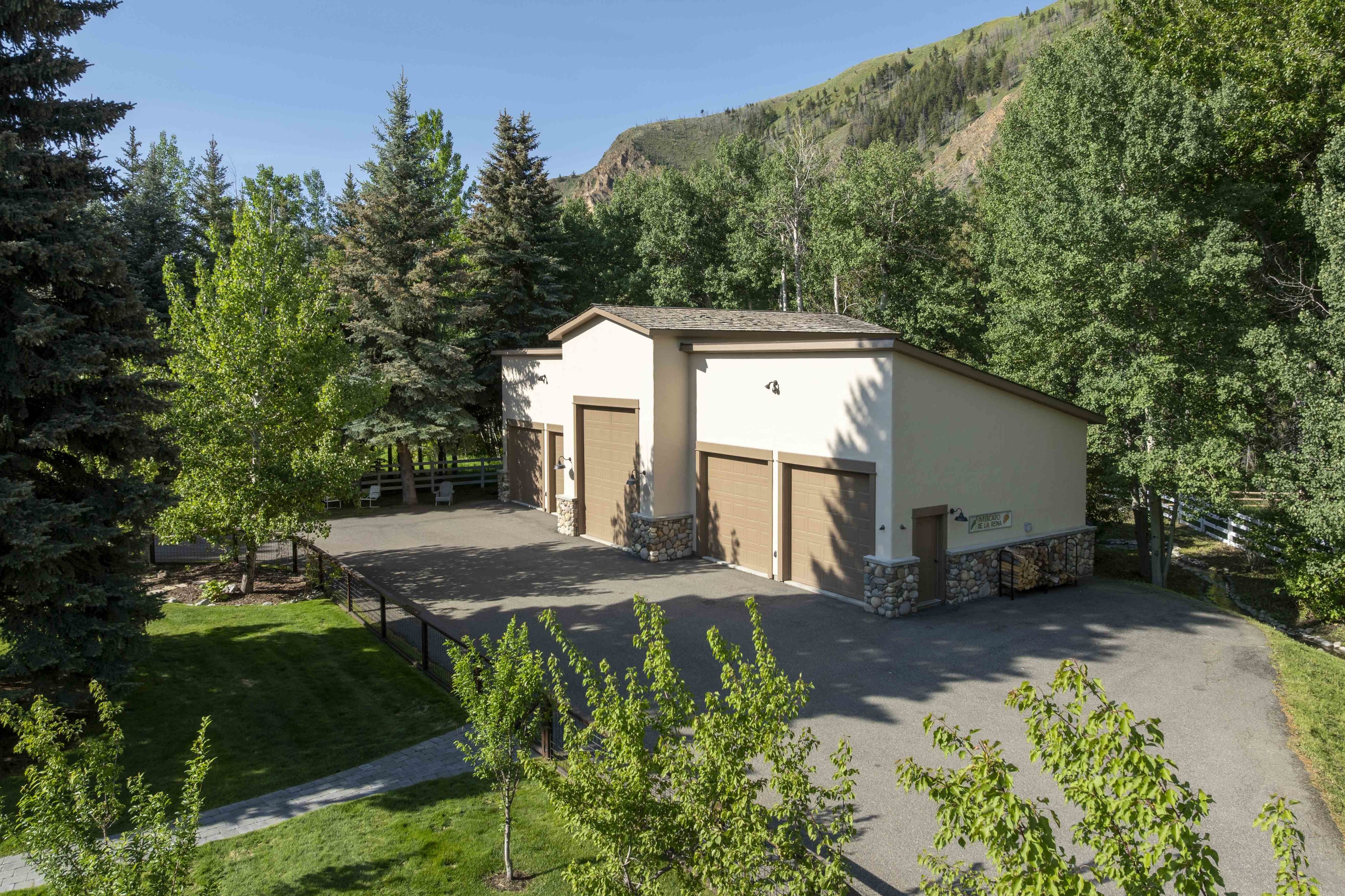  Rustic Warmth and Contemporary Touches Create An Idyllic Sun Valley Area Estate - 物件實景