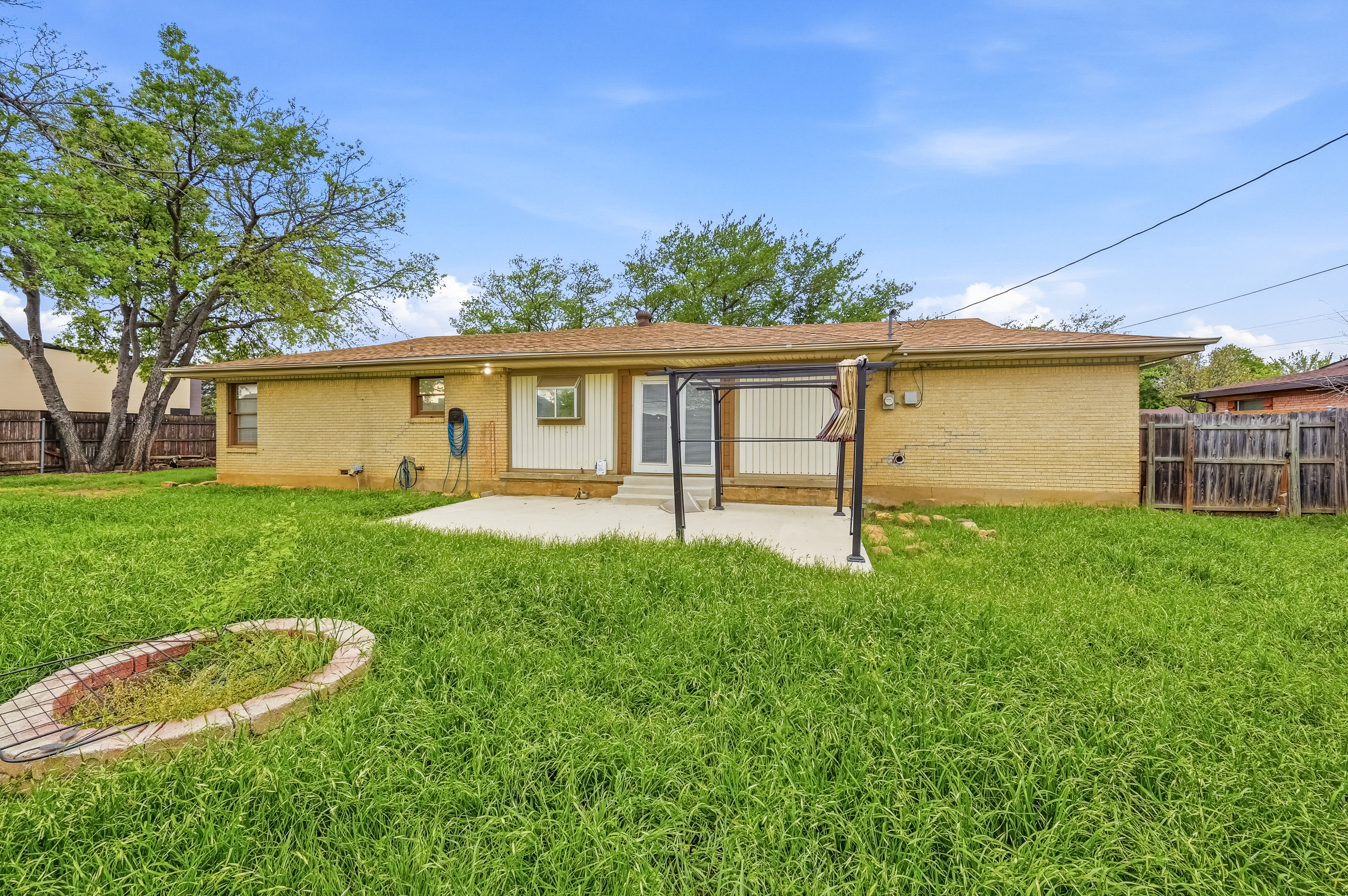  Charming 3-Bed, 2-Bath Single-Family Home with Spacious Living in N R Hills - 物件實景