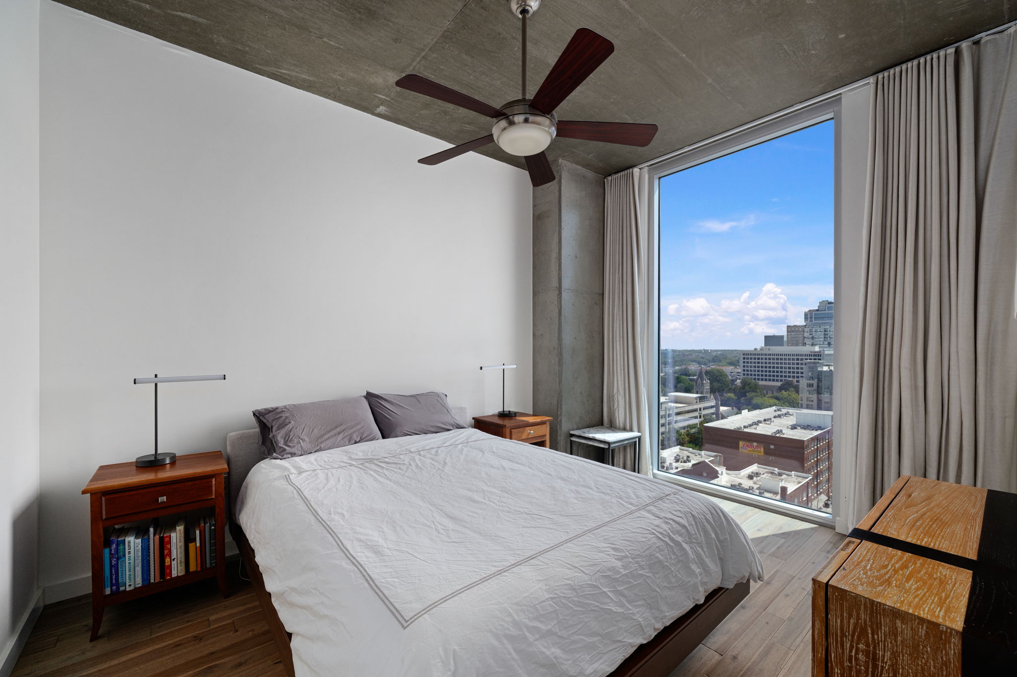  Spacious Two Bedroom Residence with Unobstructed Skyline Views - 物件實景