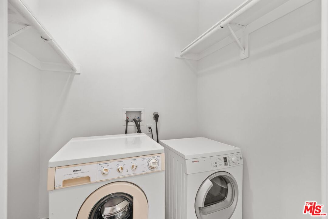 Los Angeles, California, 90004, United States, 2 Bedrooms Bedrooms, ,2 BathroomsBathrooms,Residential,For Sale,1885351