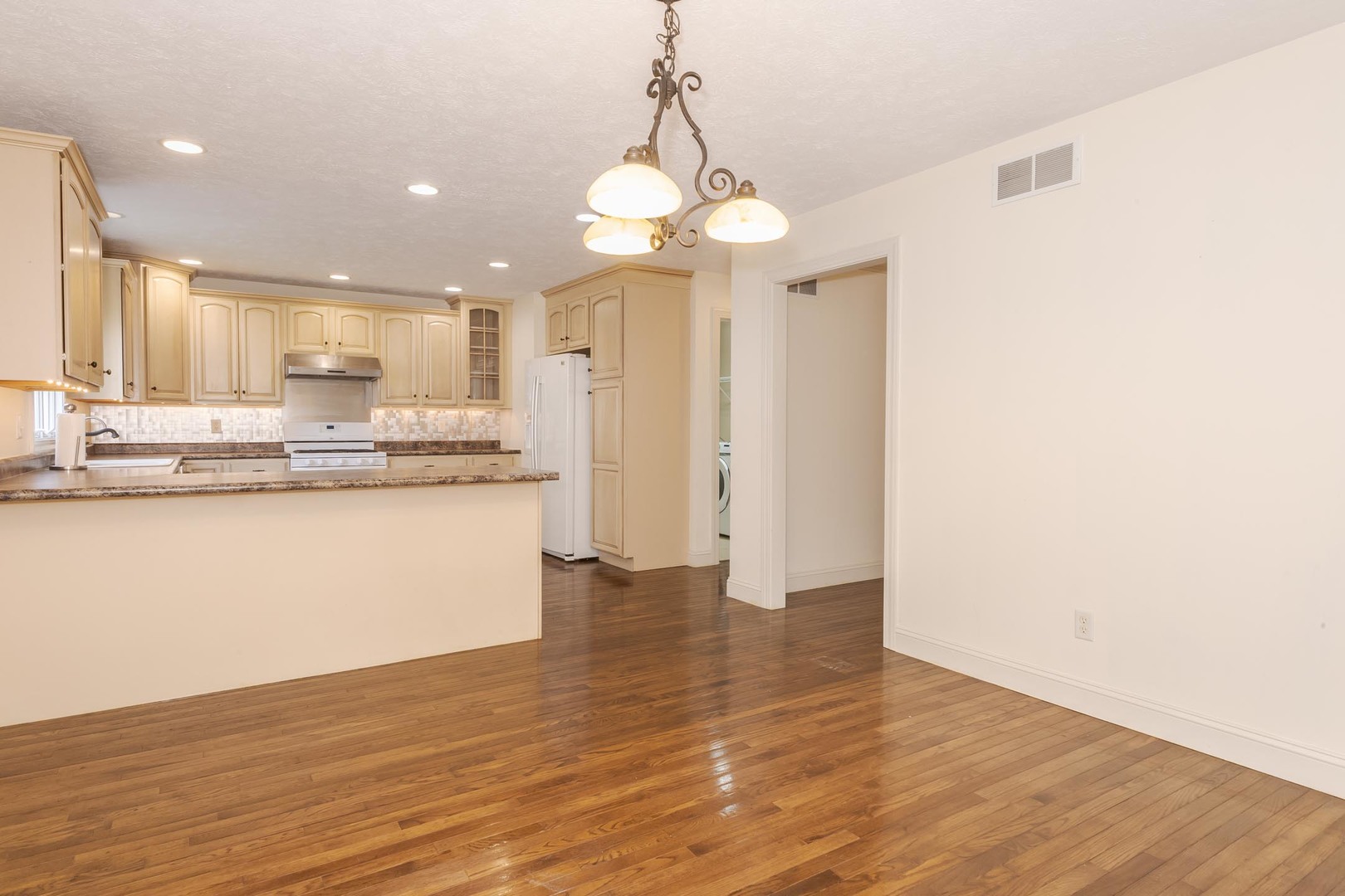 Bloomington, Illinois, 61704, United States, 4 Bedrooms Bedrooms, ,4 BathroomsBathrooms,Residential,For Sale,1957101