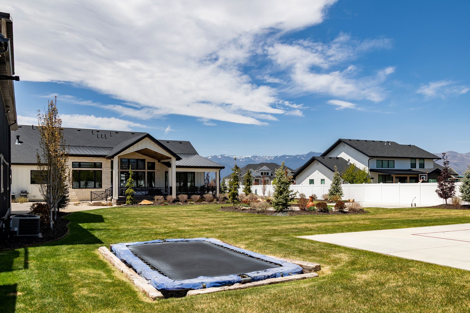  Custom Home with Detached Toy Barn - 物件實景