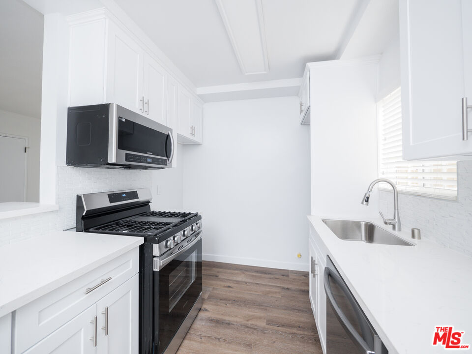 Los Angeles, California, 90066, United States, 4 Bedrooms Bedrooms, ,Residential,For Sale,1991946