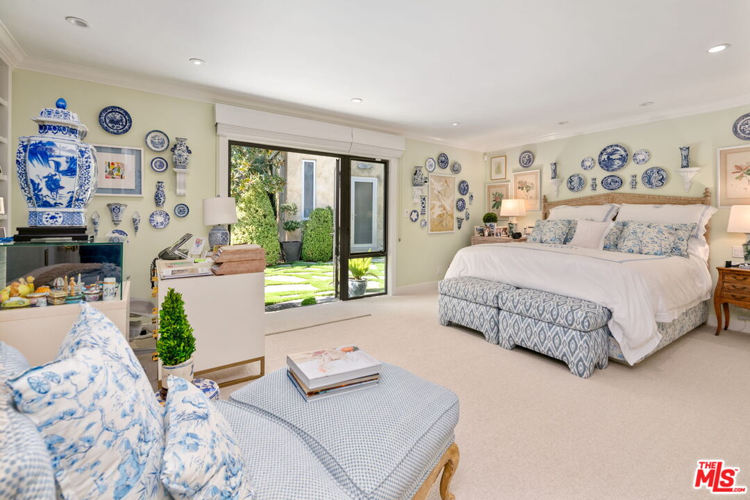 Los Angeles, California, 90049, United States, 4 Bedrooms Bedrooms, ,1 BathroomBathrooms,Residential,For Sale,1991602