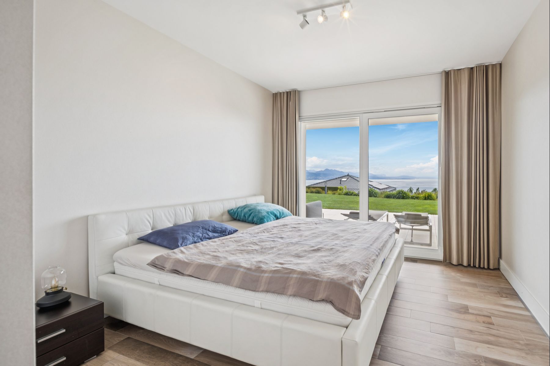  Exclusive  A haven of peace bathed in light, with breathtaking views of the lak - 物件實景