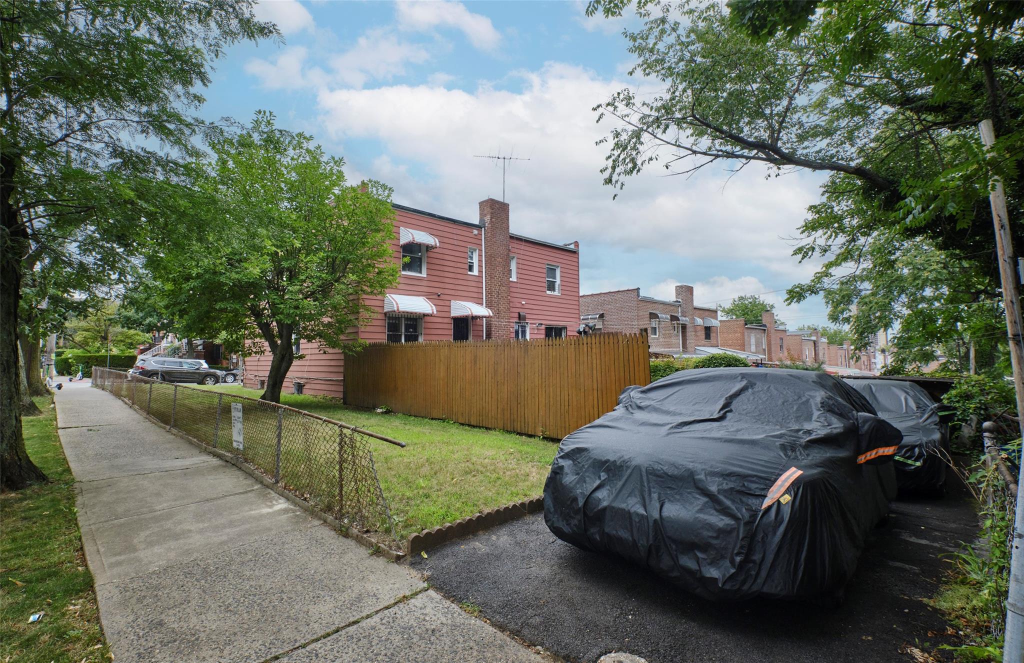 Bronx, New York, 10469, United States, 3 Bedrooms Bedrooms, ,3 BathroomsBathrooms,Residential,For Sale,1907076
