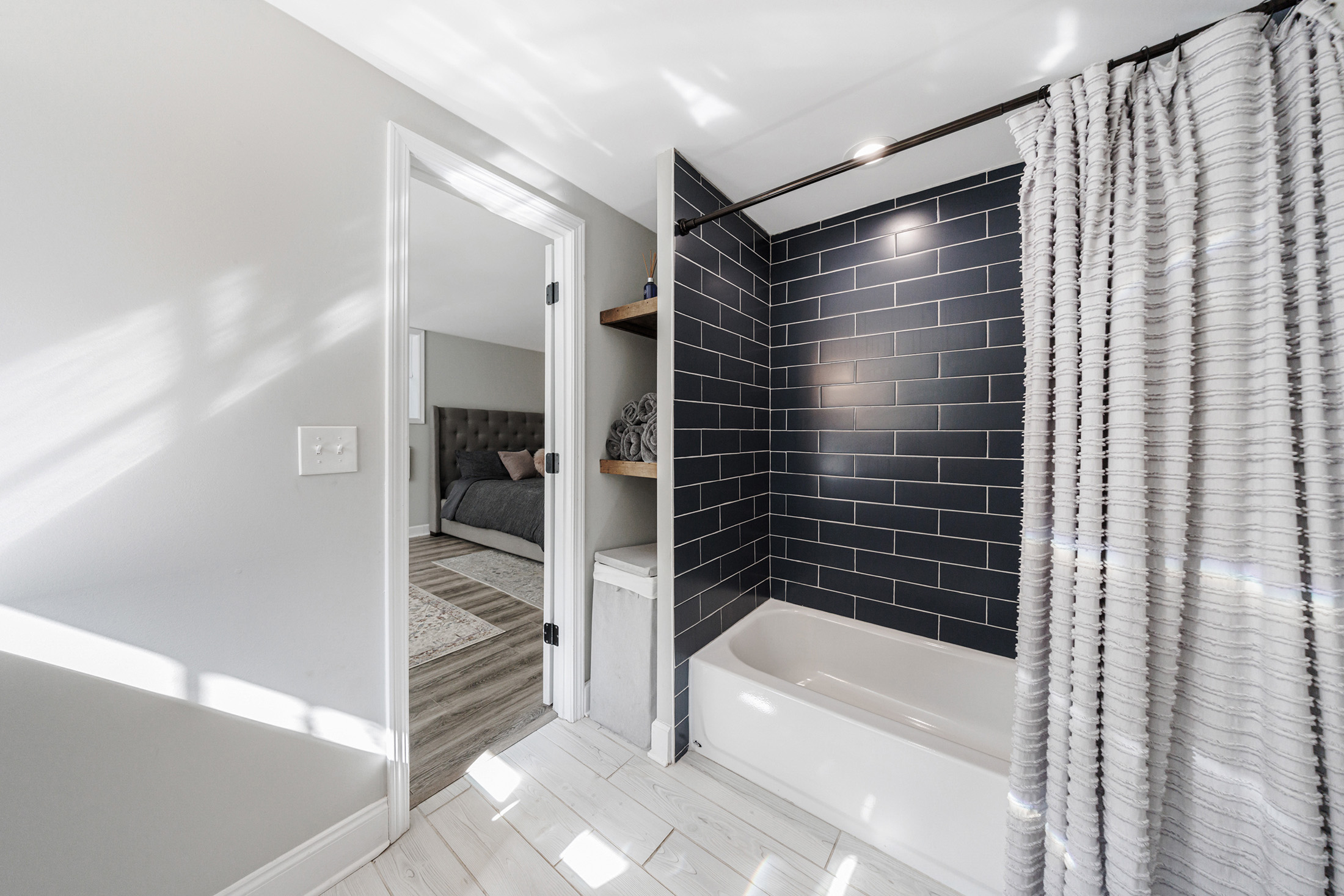  Stunning Fully Renovated Oasis on 2.4+/- Acres - 物件實景