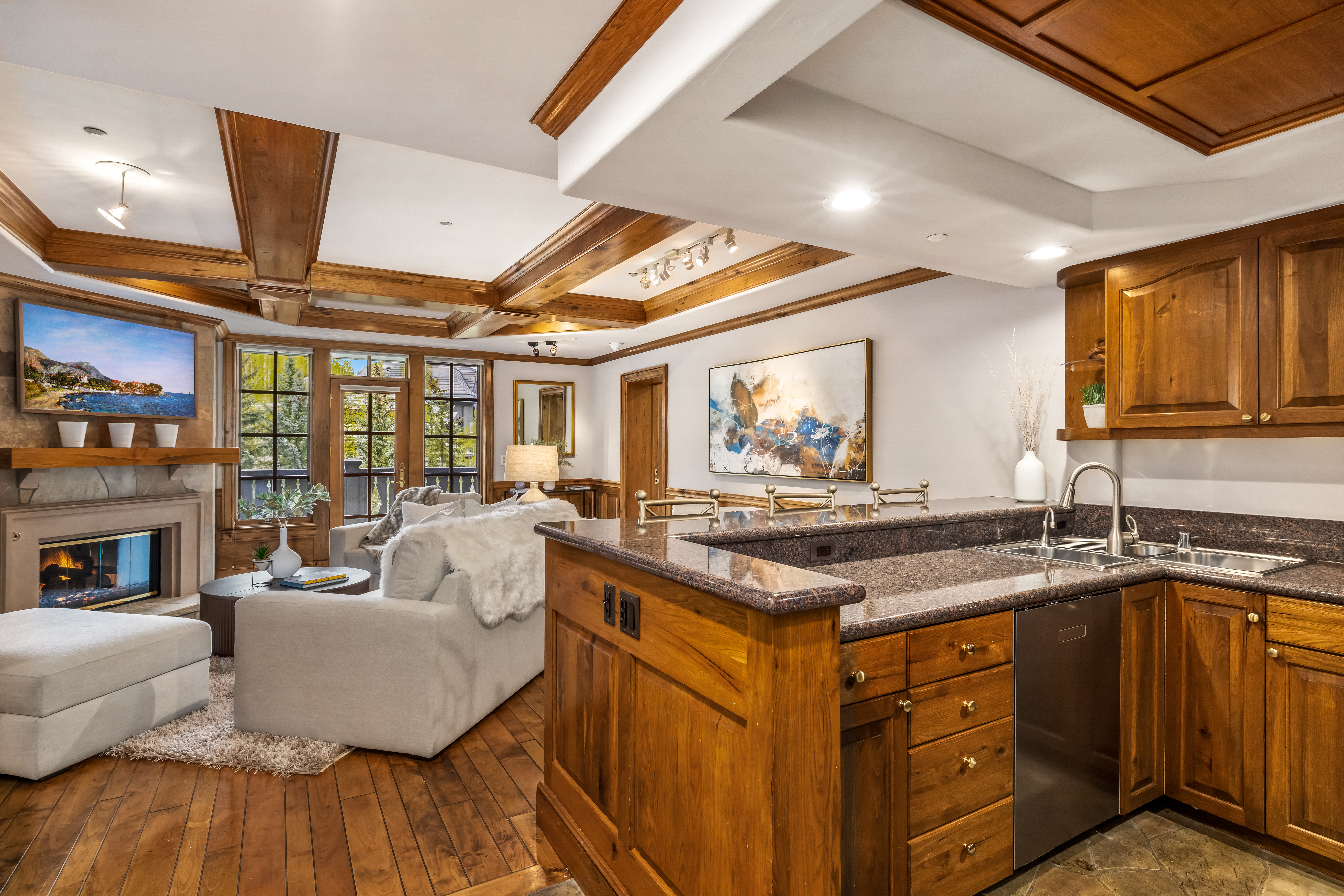  Beaver Creek 2-bedroom retreat with soft alpine light drifting in - 物件實景