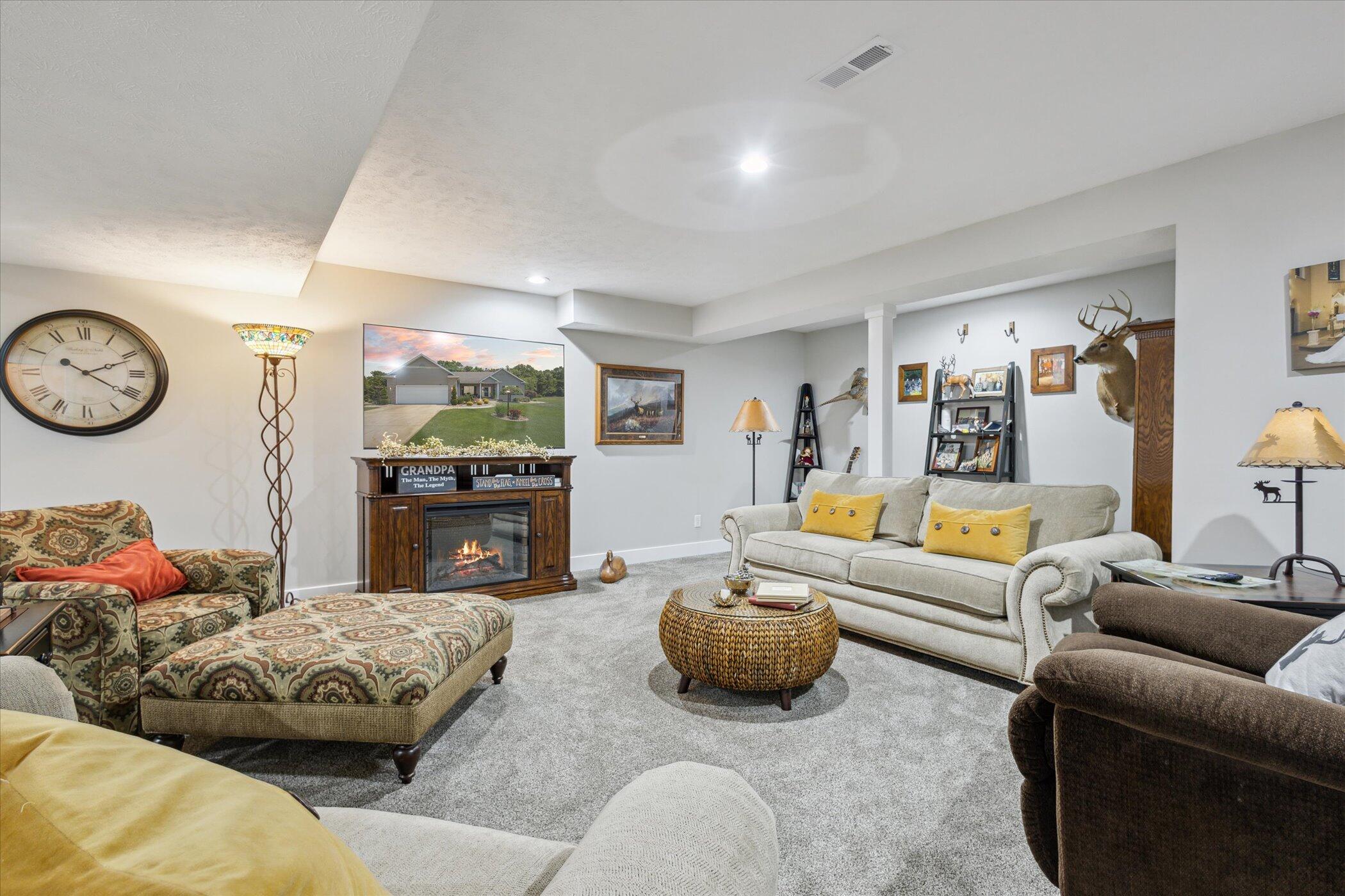 Edwardsburg, Michigan, 49112, United States, 4 Bedrooms Bedrooms, ,4 BathroomsBathrooms,Residential,For Sale,1989598