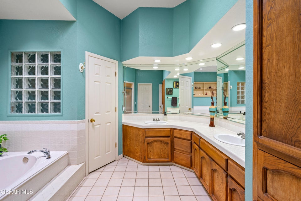 El Paso, Texas, 79912, United States, 4 Bedrooms Bedrooms, ,2 BathroomsBathrooms,Residential,For Sale,1921658