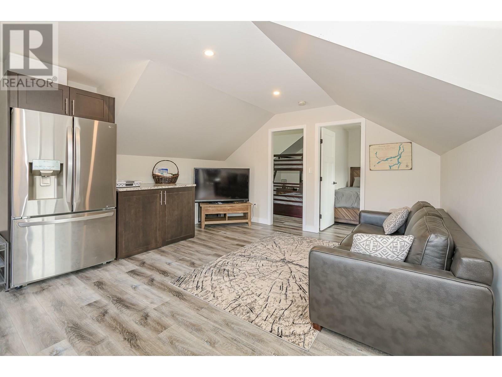 SICAMOUS, British Columbia, V0E 2V1, CA, 3 Bedrooms Bedrooms, ,3 BathroomsBathrooms,Residential,For Sale,1837122