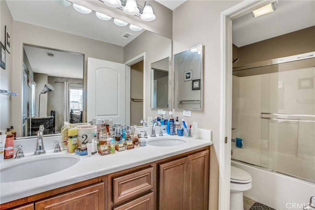 Lakewood, California, 90715, United States, 3 Bedrooms Bedrooms, ,4 BathroomsBathrooms,Residential,For Sale,1860565