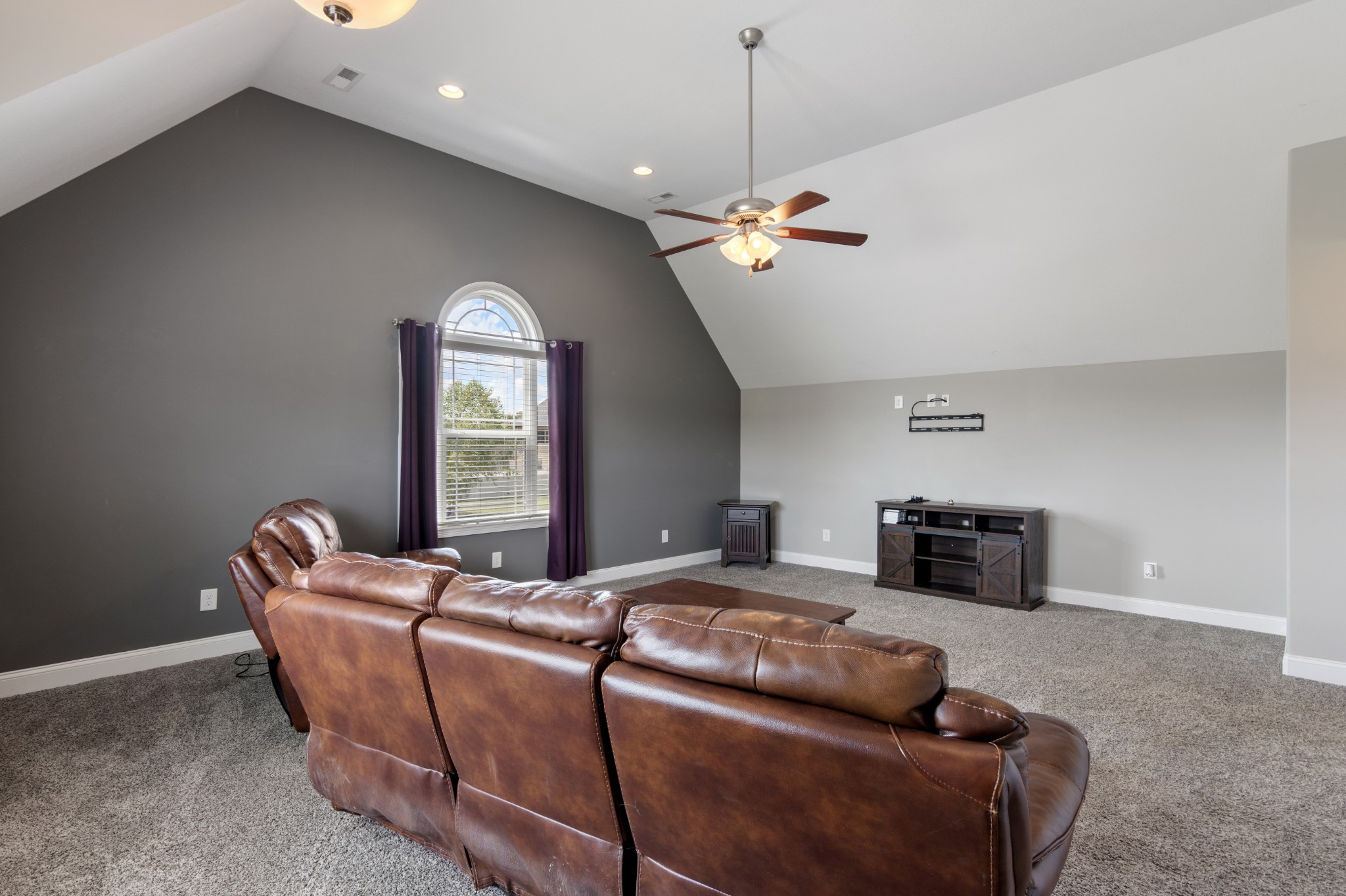 Clarksville, Tennessee, 37043, United States, 5 Bedrooms Bedrooms, ,4 BathroomsBathrooms,Residential,For Sale,1975936