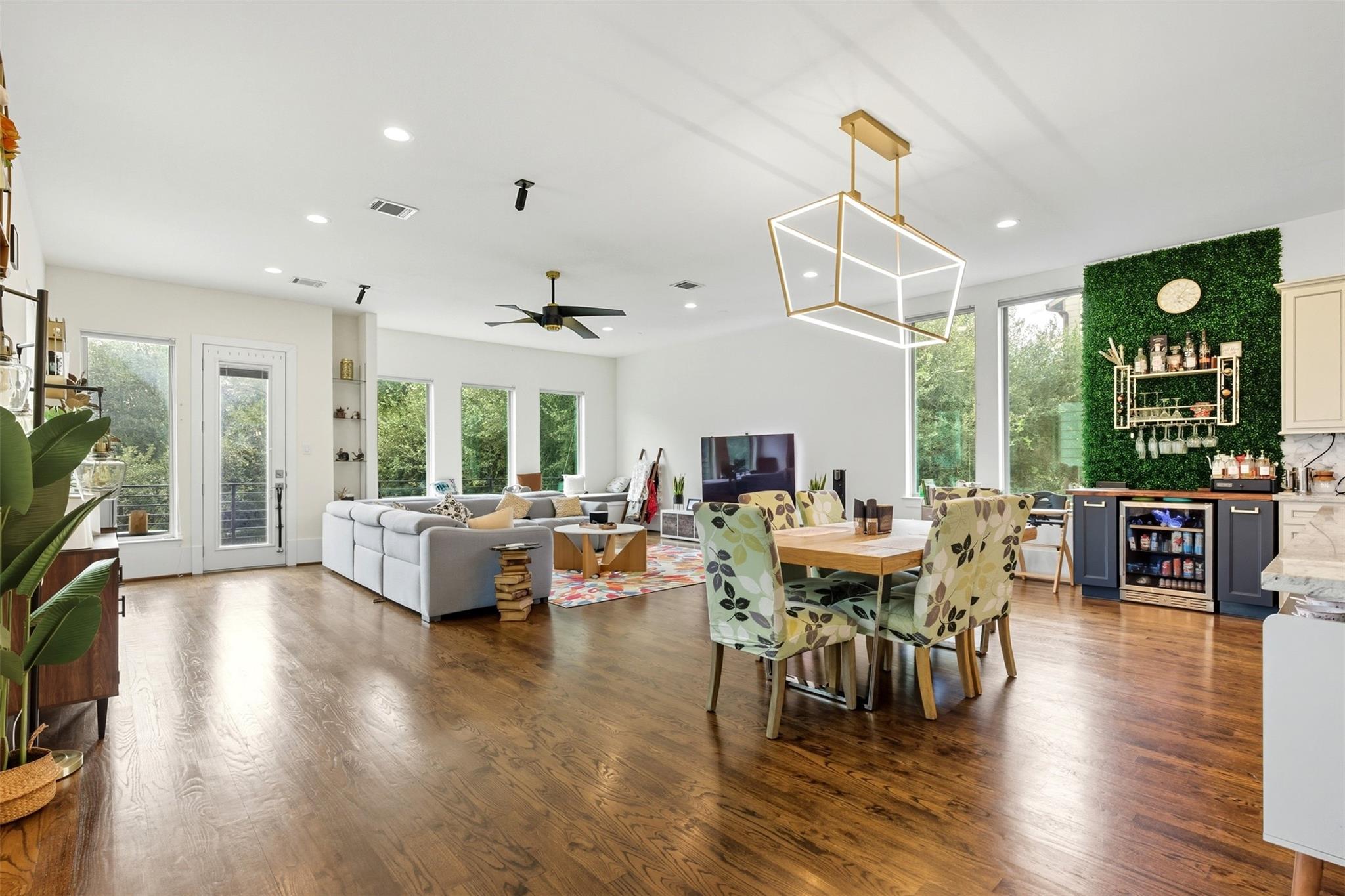 Houston, Texas, 77006, United States, 3 Bedrooms Bedrooms, ,4 BathroomsBathrooms,Residential,For Sale,1977830