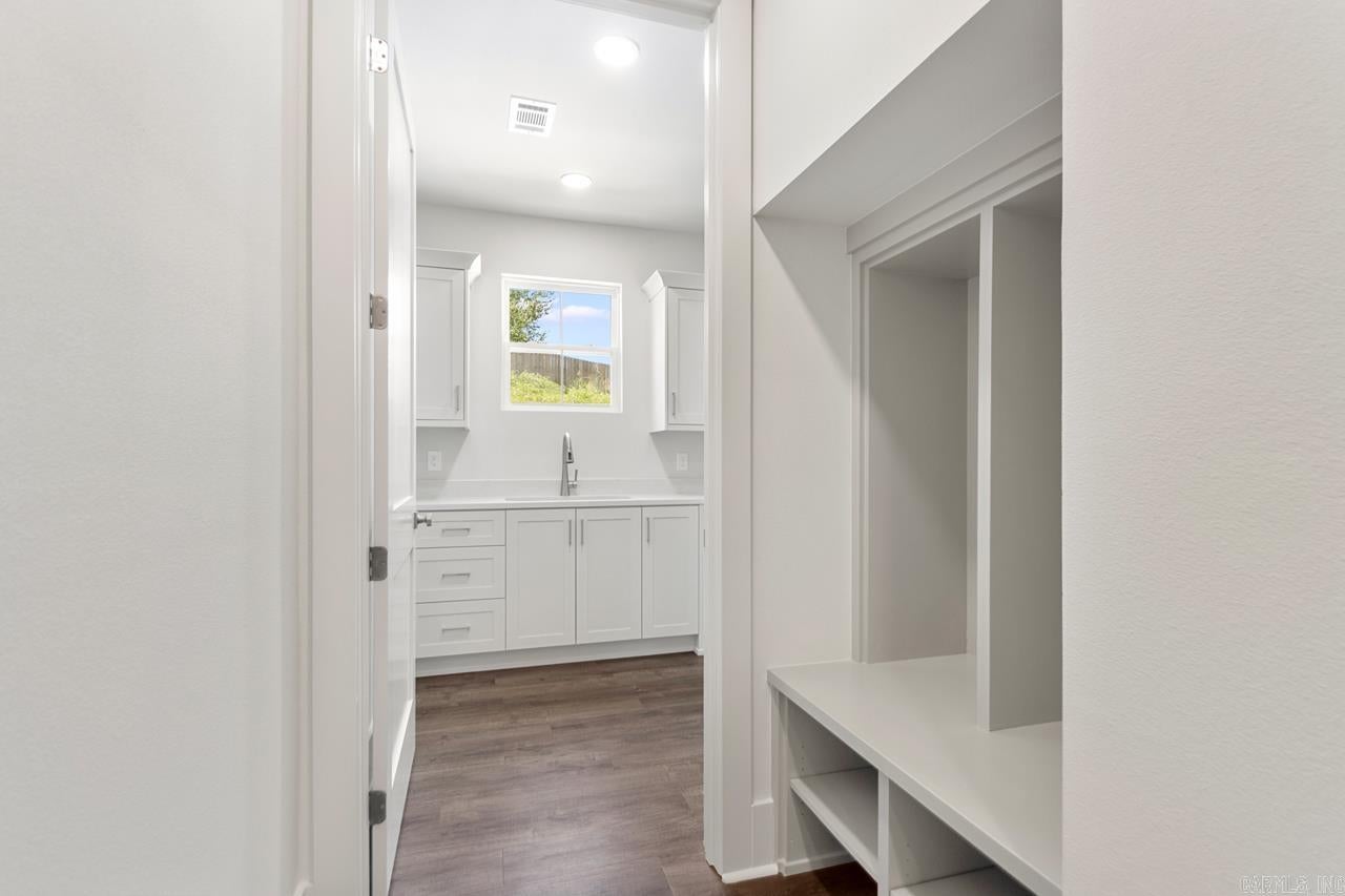 Benton, Arkansas, 72019, United States, 5 Bedrooms Bedrooms, ,4 BathroomsBathrooms,Residential,For Sale,2005368