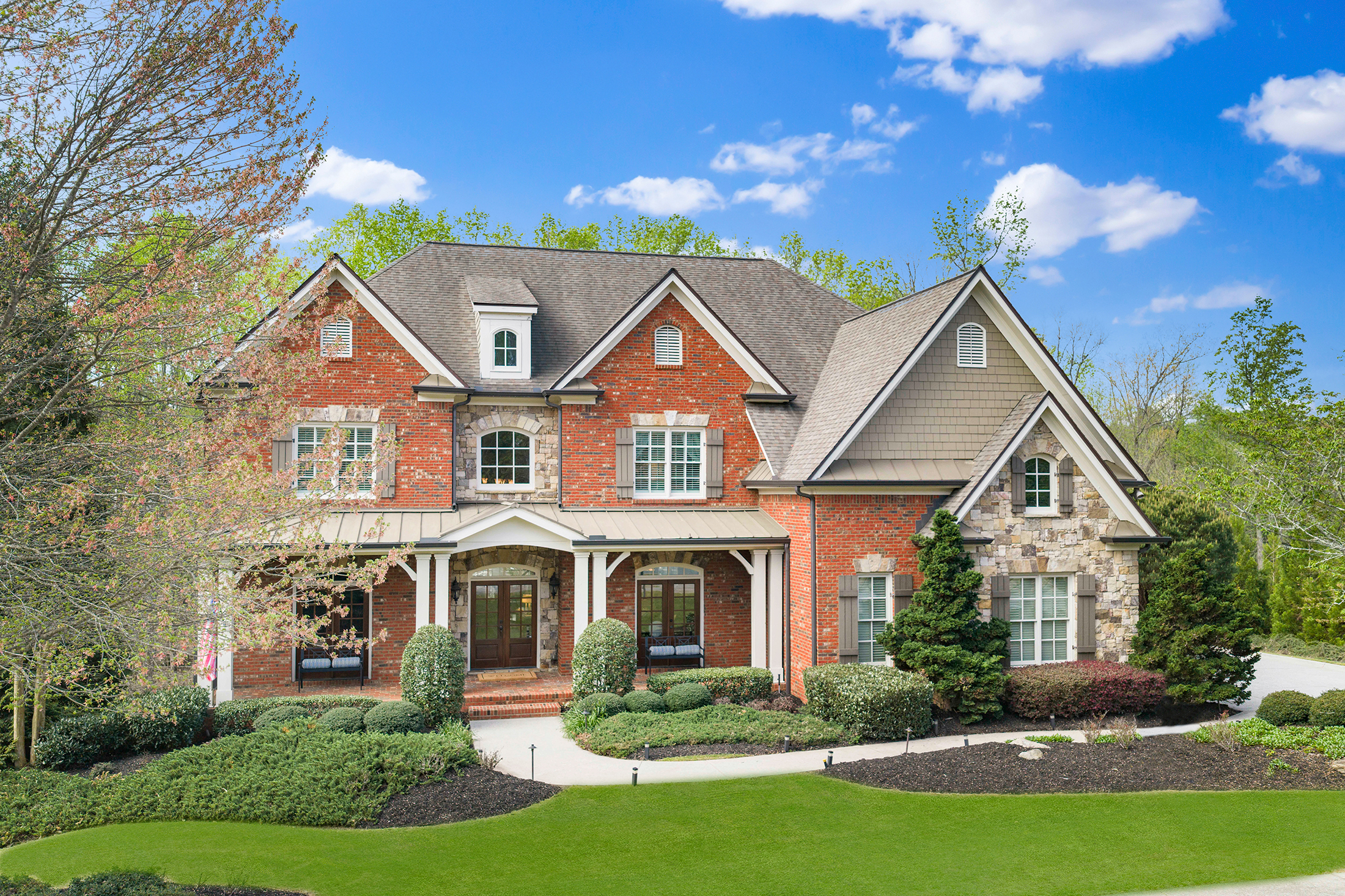  Meticulous Brick Estate Blends Timeless Architecture with Elevated Design - 物件實景