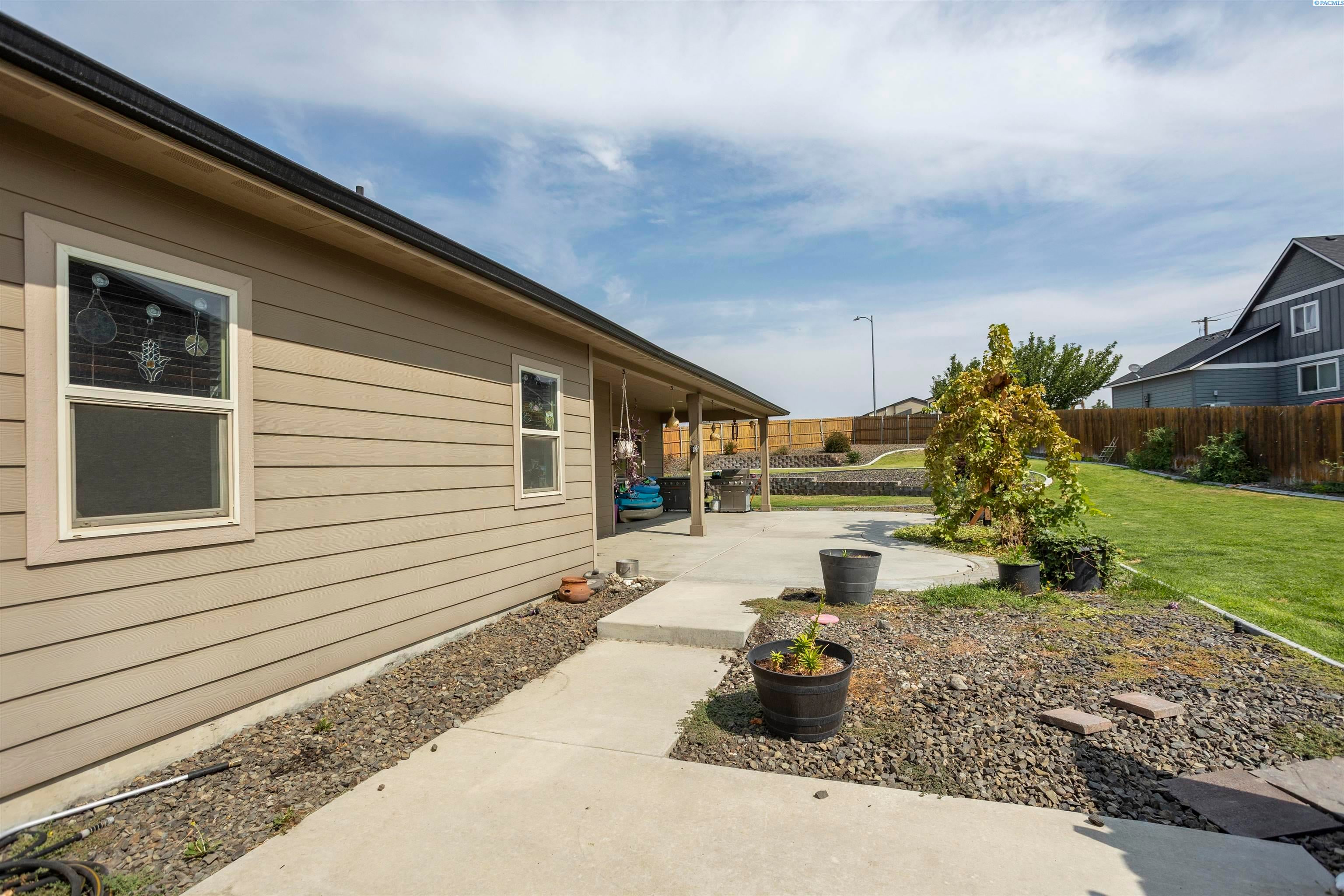 West Richland, Washington, 99353, United States, 4 Bedrooms Bedrooms, ,2 BathroomsBathrooms,Residential,For Sale,1944787