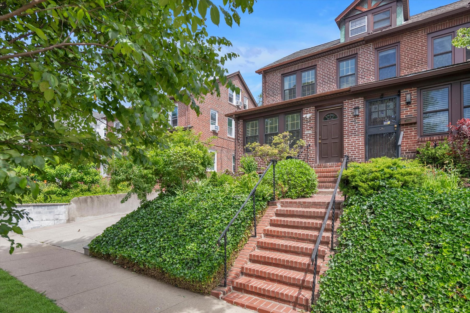  ?REMARKABLY RENOVATED SEMI DETACHED HOME IN FOREST HILLS HILLS? - 物件實景
