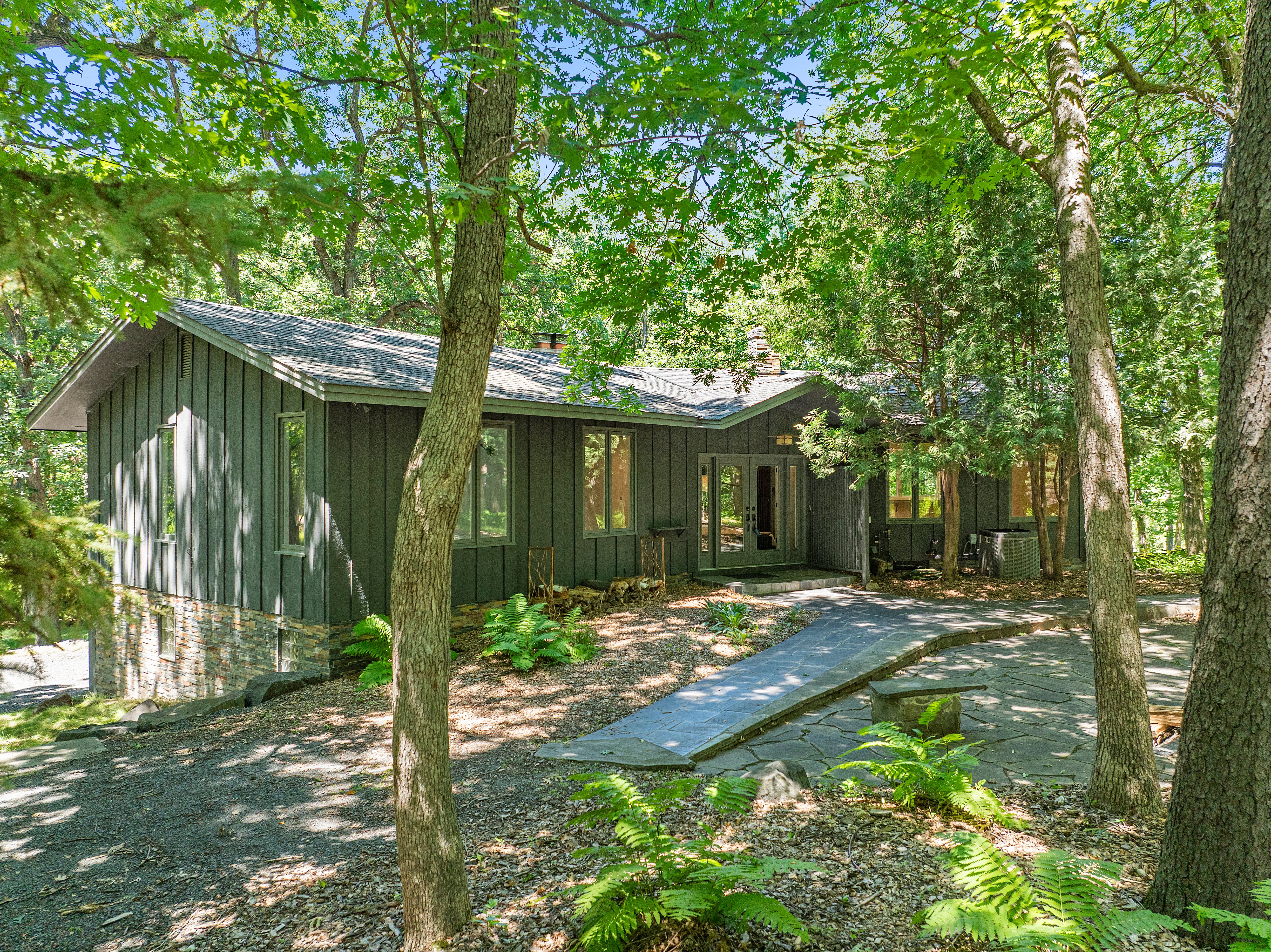  Secluded Wooded Retreat with Beautifully Updated Interiors - 物件實景