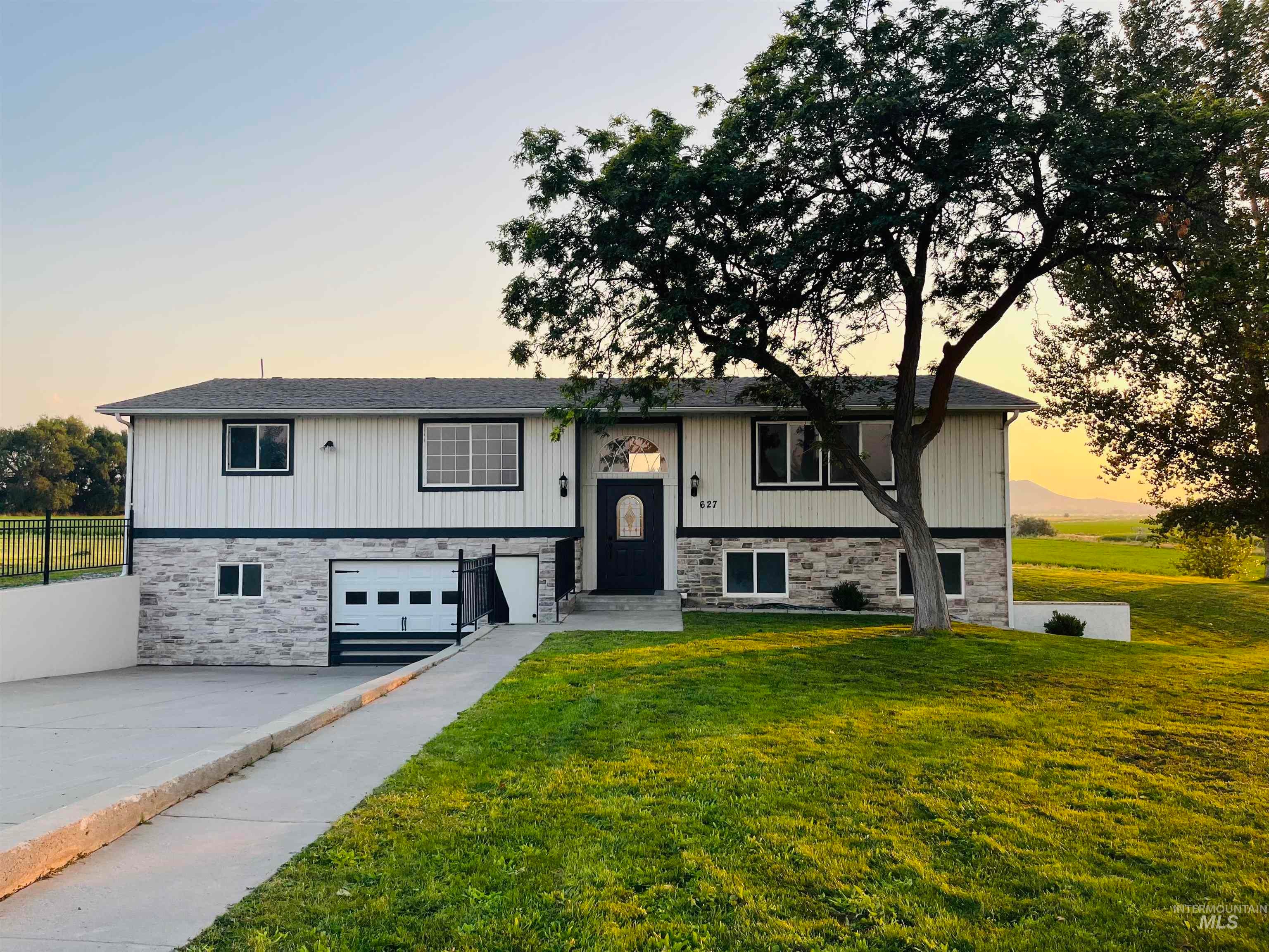Ontario, Oregon, 97914, United States, 3 Bedrooms Bedrooms, ,3 BathroomsBathrooms,Residential,For Sale,1939270