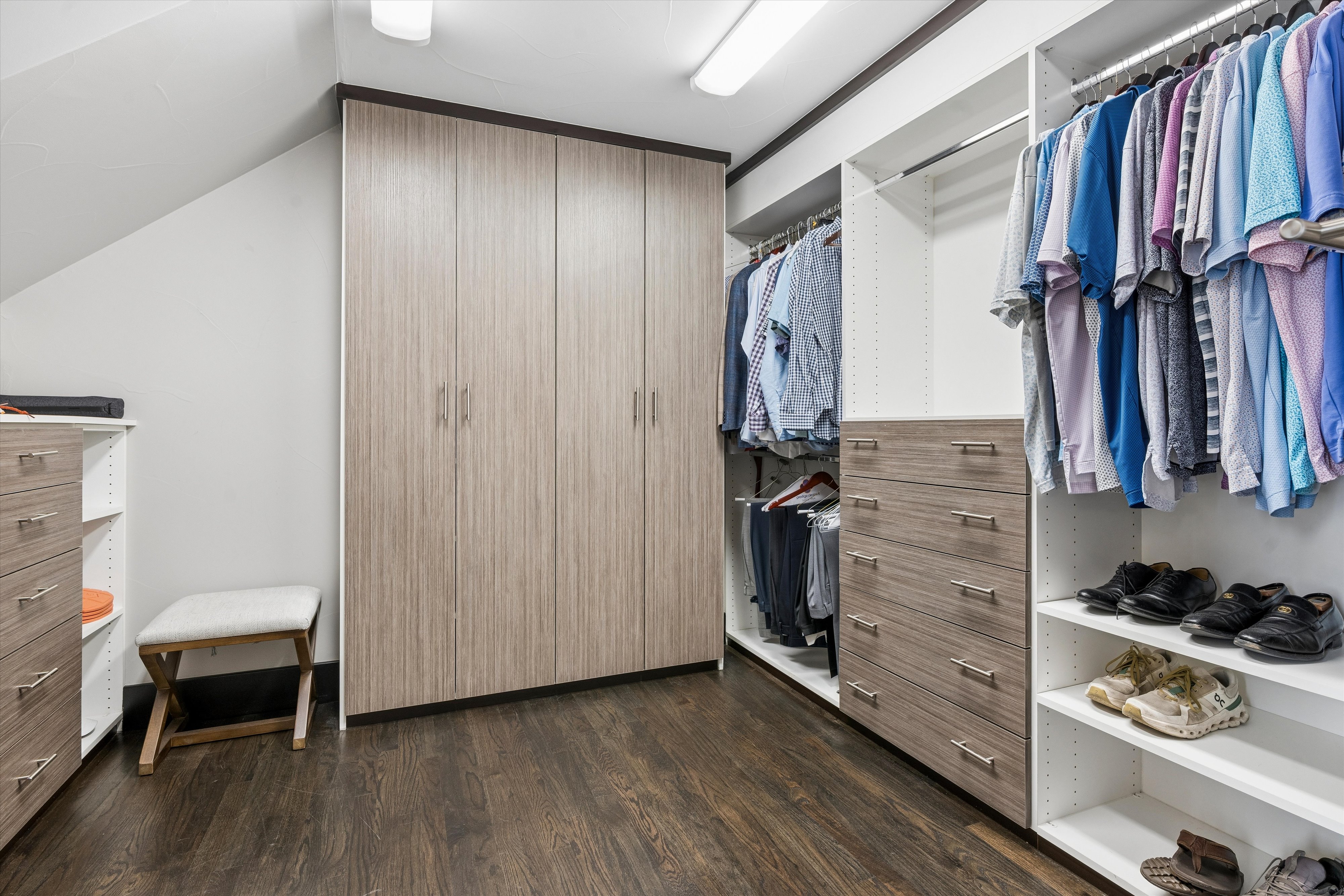  Contemporary residence combines sophisticated design with functional floor plan - 物件實景