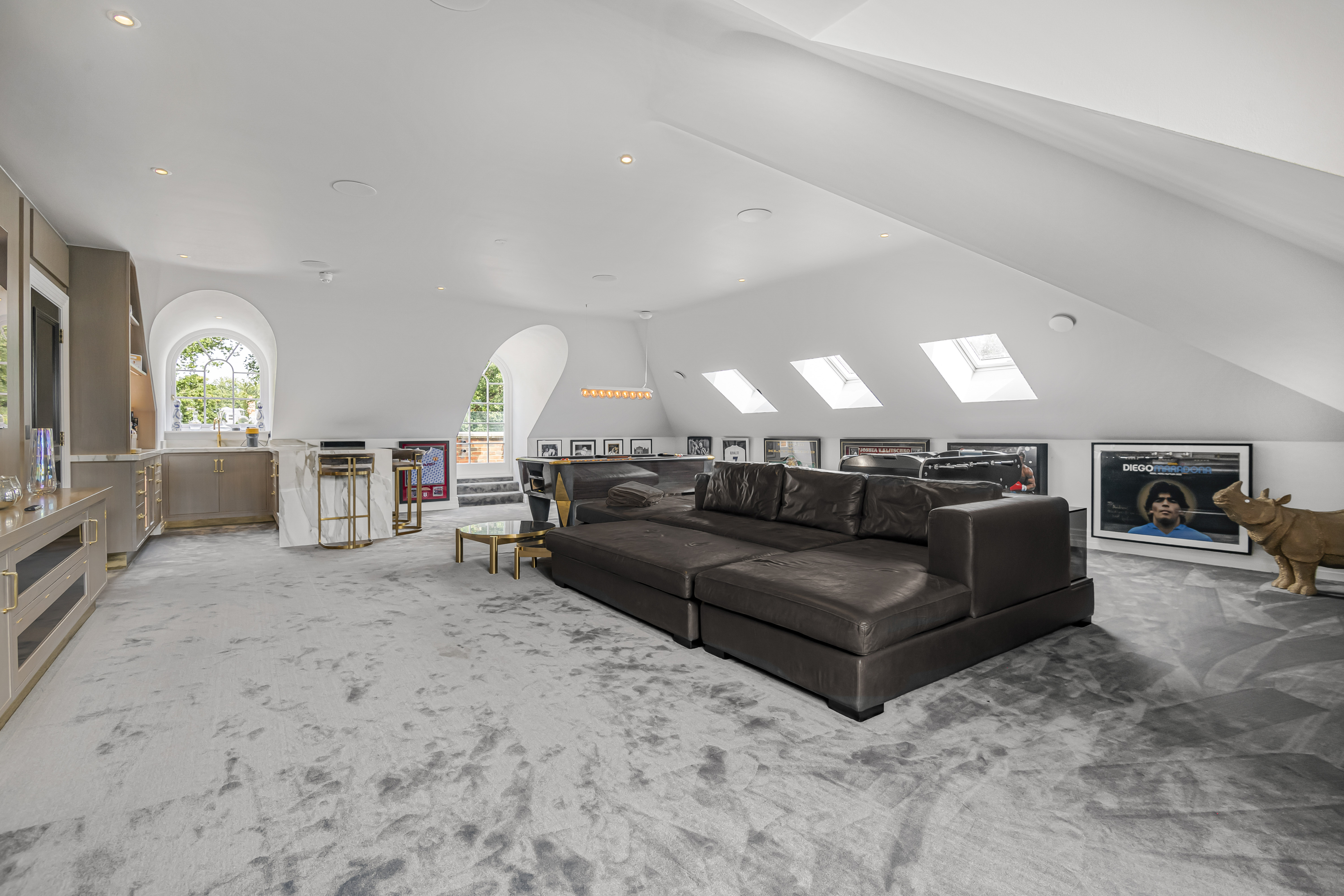  Luxury amenities and an abundance of space in this gated home - 物件實景