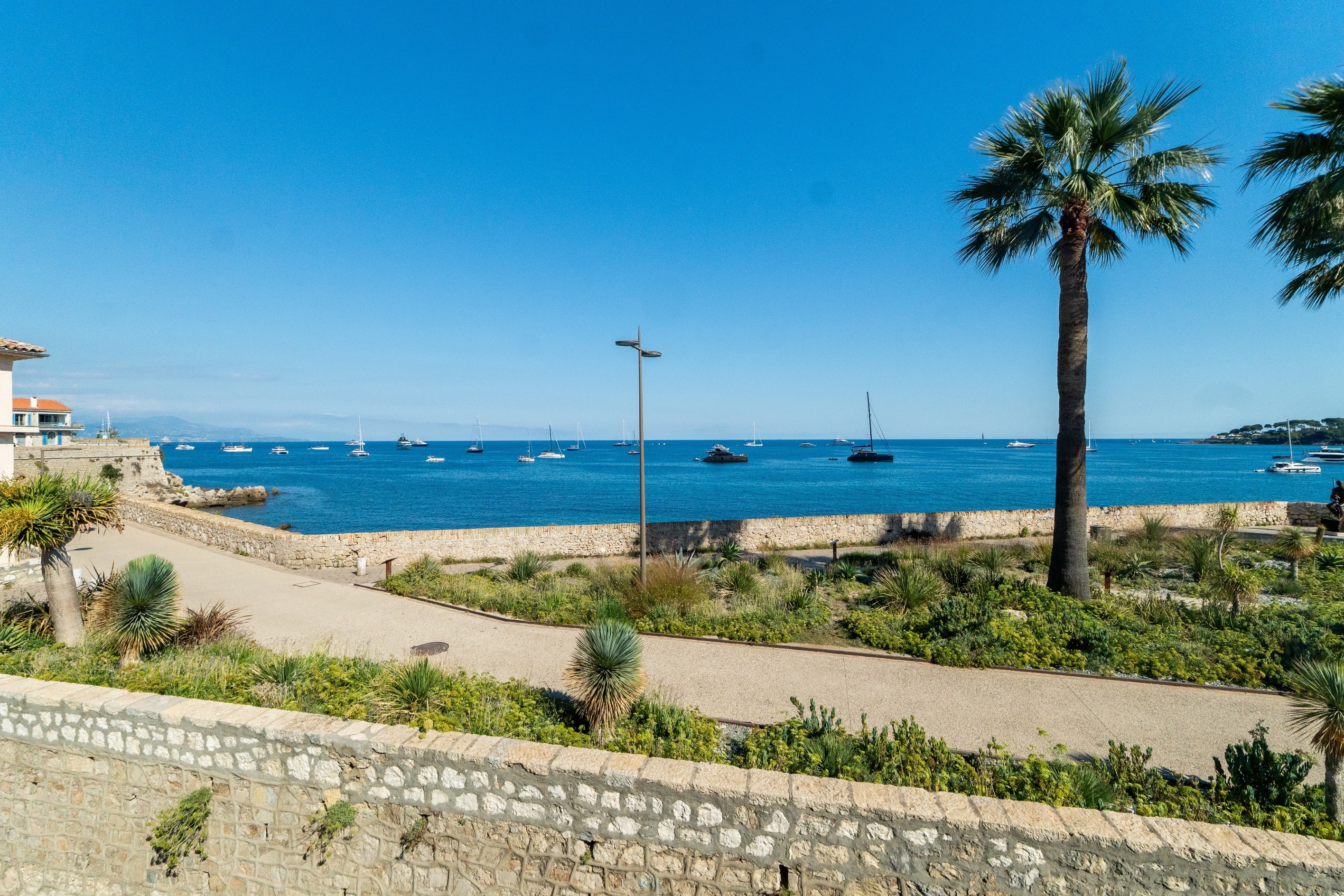  A rare address on the ramparts of Old Antibes, overlooking the Mediterranean - 物件實景