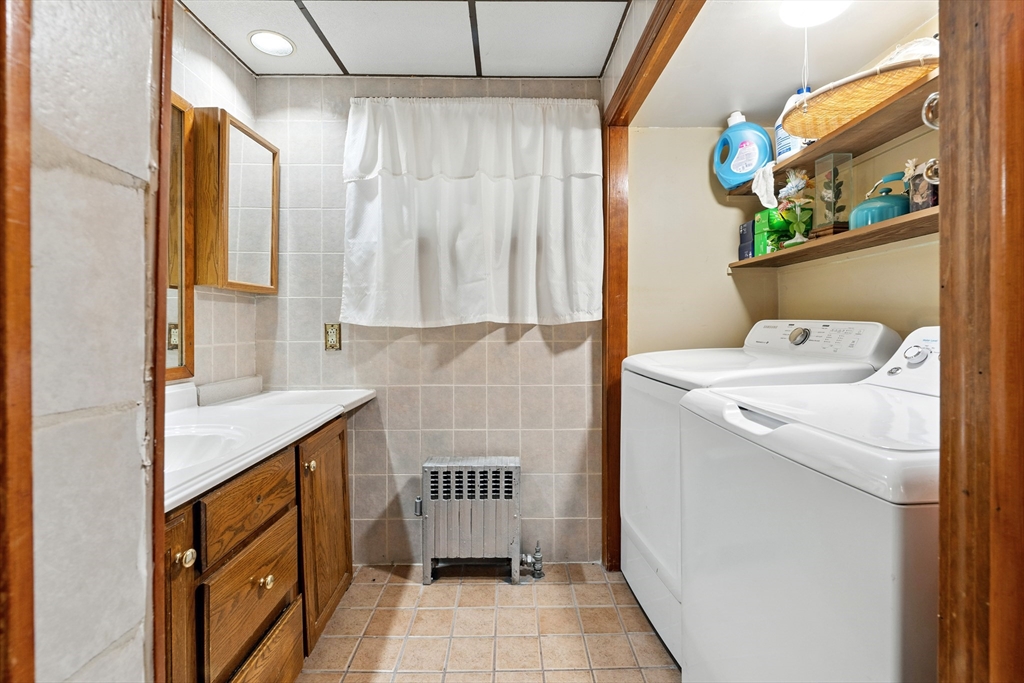 Worcester, Massachusetts, 01603, United States, 9 Bedrooms Bedrooms, ,3 BathroomsBathrooms,Residential,For Sale,1927945
