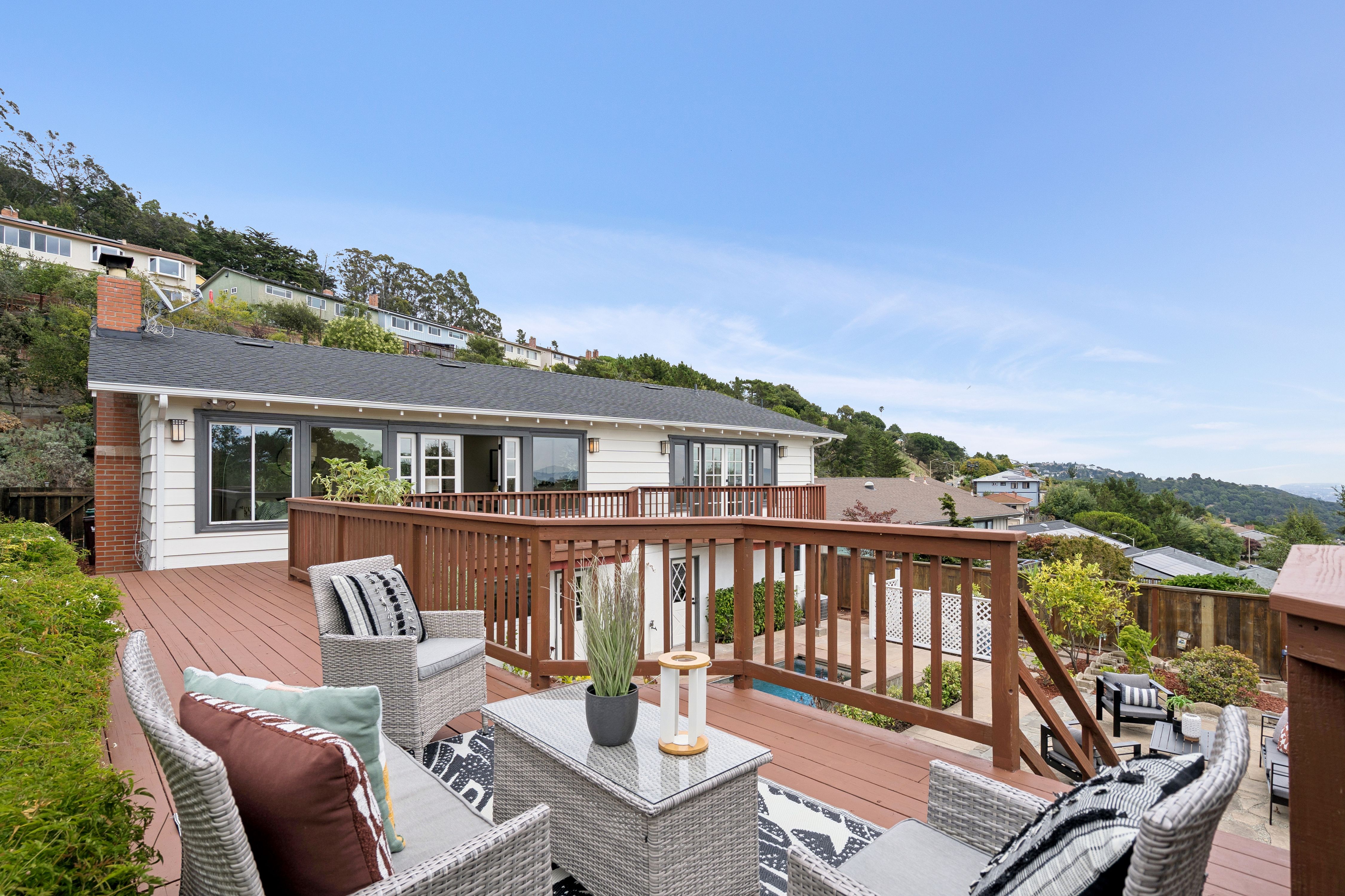  Stunning Crestmont Hillside Retreat with Sweeping Bay Views - 物件實景