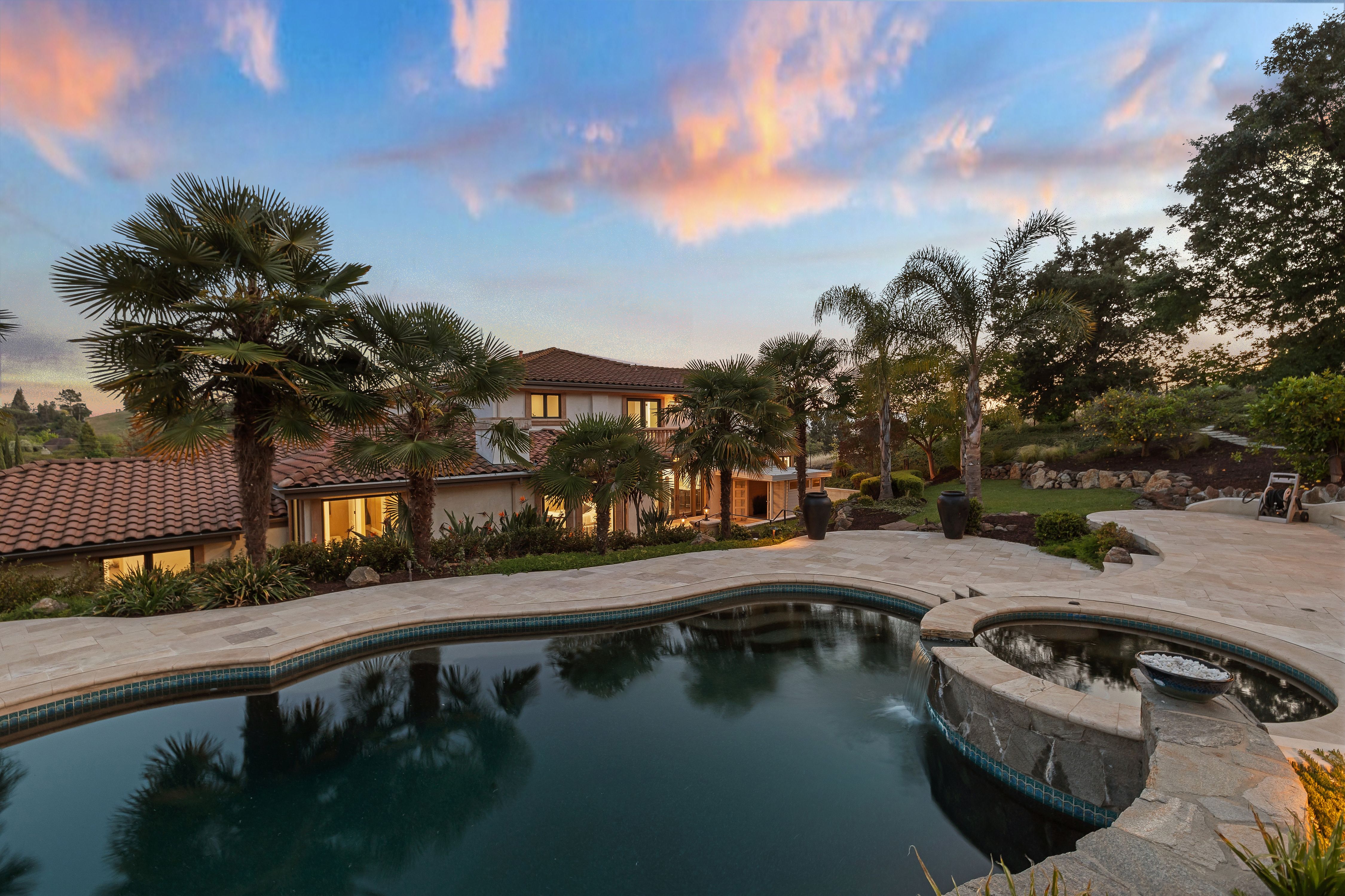  Grand Mediterranean Estate with Private Multi-Generational Wing - 物件實景