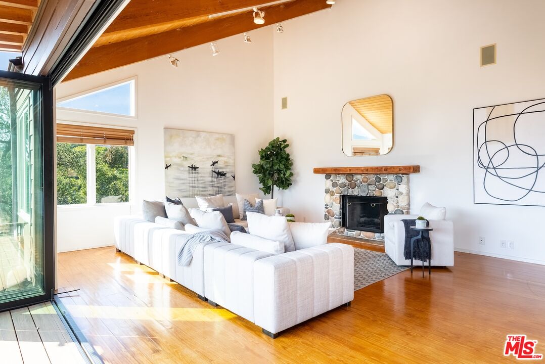 Topanga, California, 90290, United States, 4 Bedrooms Bedrooms, ,5 BathroomsBathrooms,Residential,For Sale,1796839